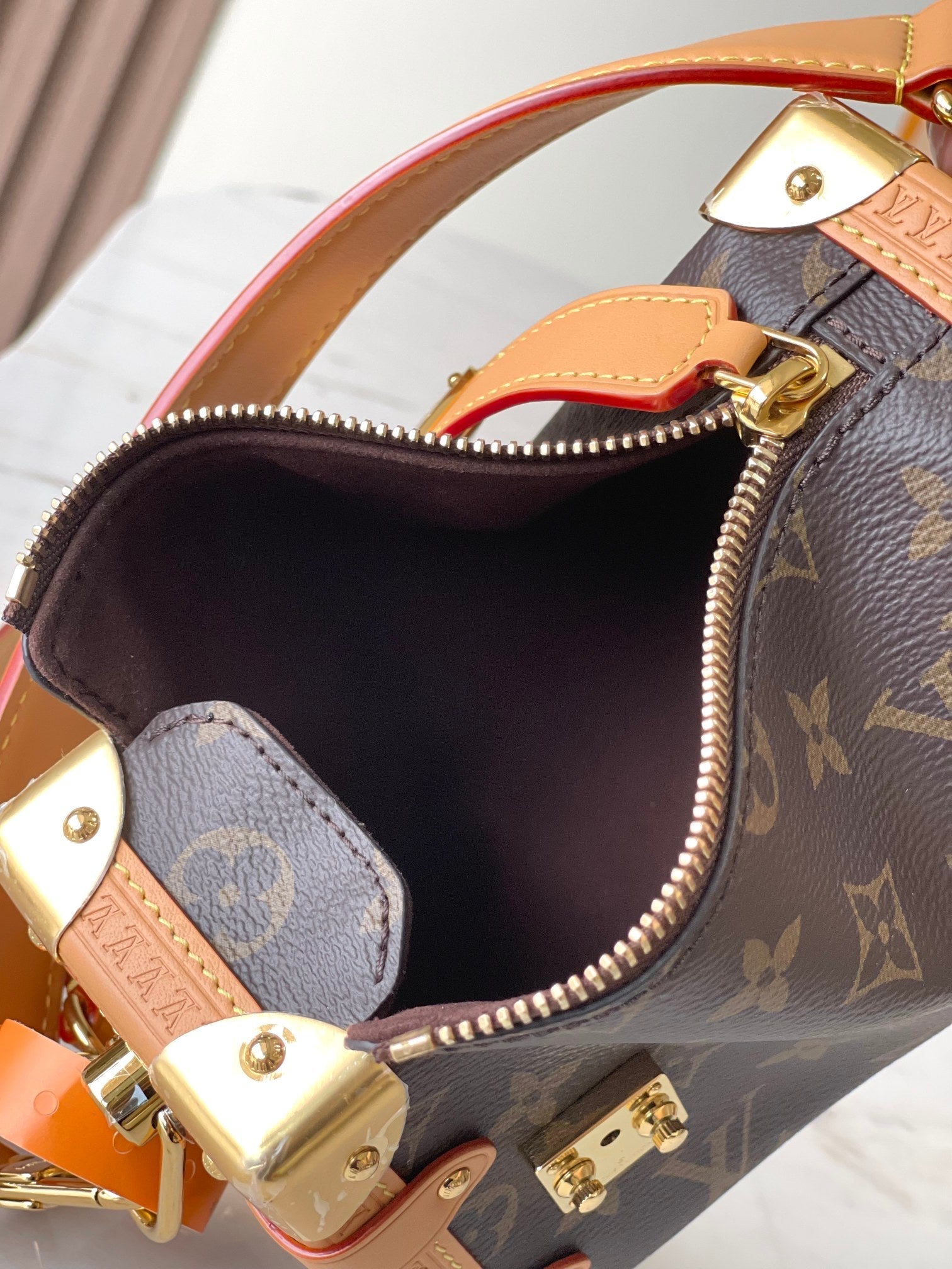 Coffre latéral Mini 18 po en toile monogrammée marron, quincaillerie dorée
