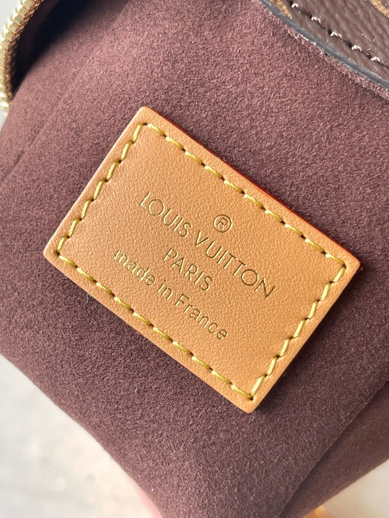 Coffre latéral Mini 18 po en toile monogrammée marron, quincaillerie dorée