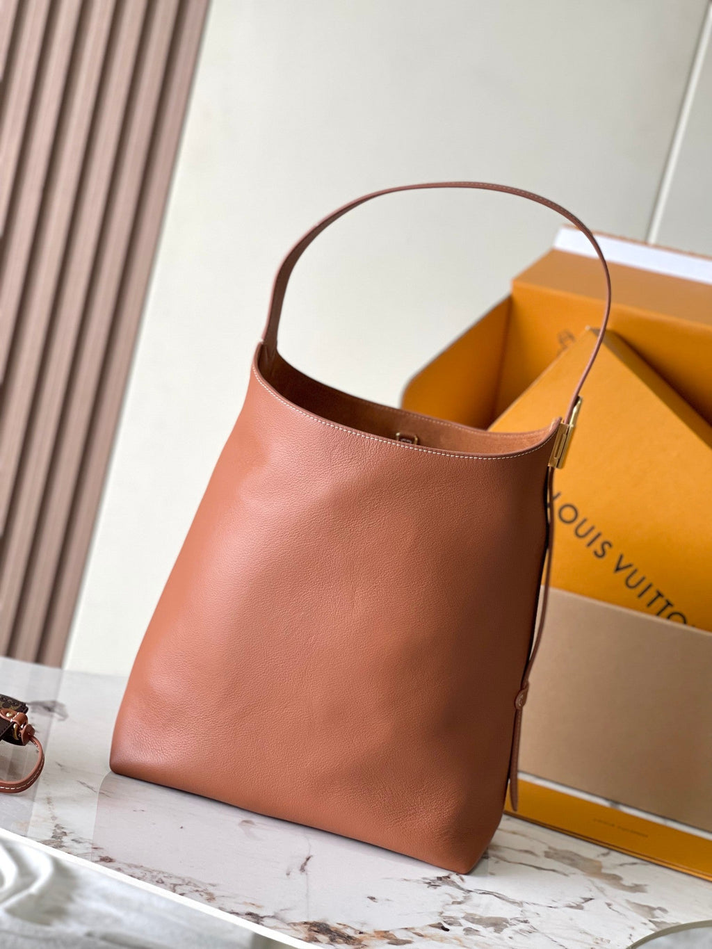 SAC HOBO LOW KEY MM 35 EN CUIR DE VEAU LISSE COGNAC