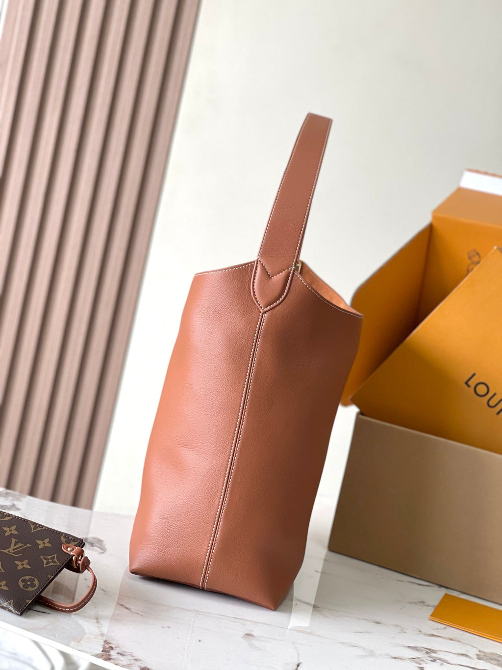 SAC HOBO LOW KEY MM 35 EN CUIR DE VEAU LISSE COGNAC