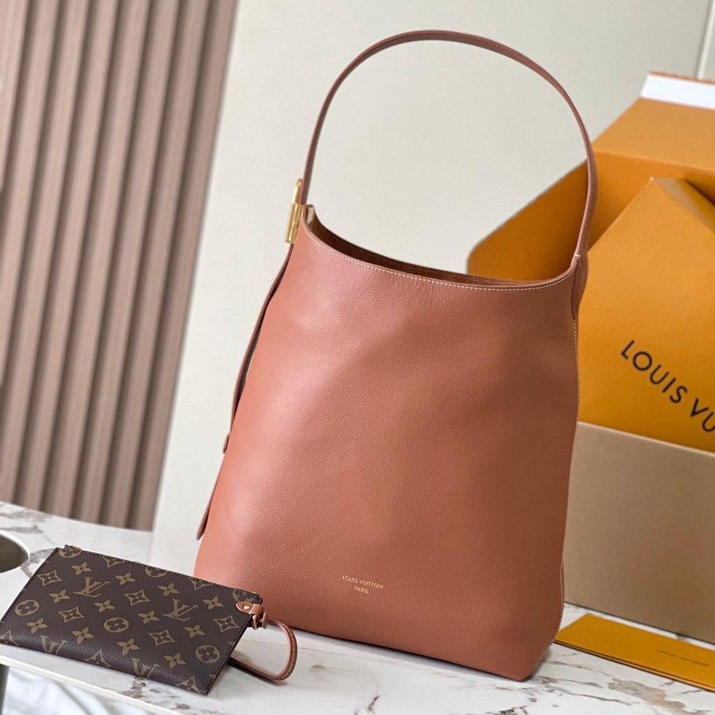 SAC HOBO LOW KEY MM 35 EN CUIR DE VEAU LISSE COGNAC