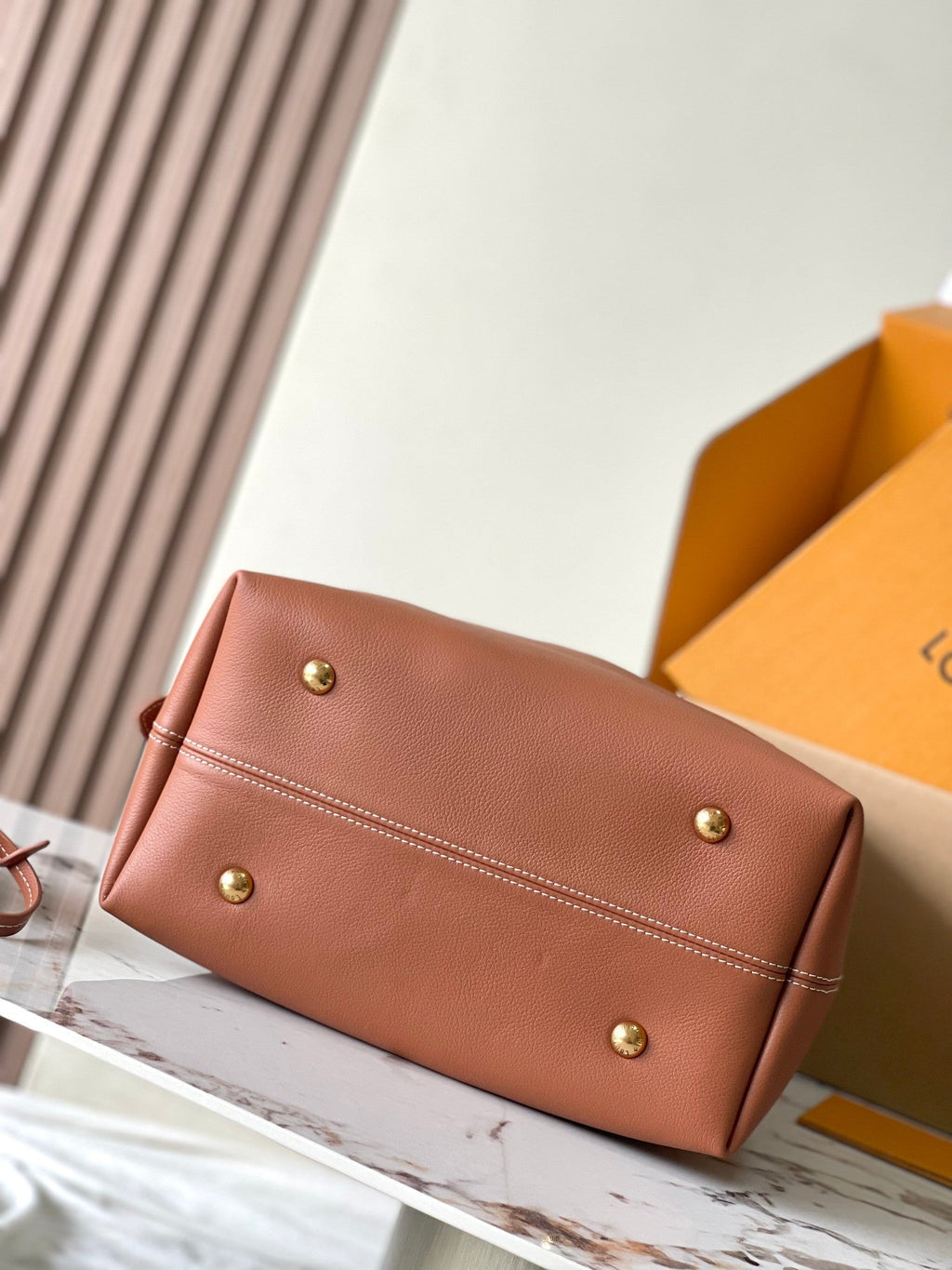 SAC HOBO LOW KEY MM 35 EN CUIR DE VEAU LISSE COGNAC