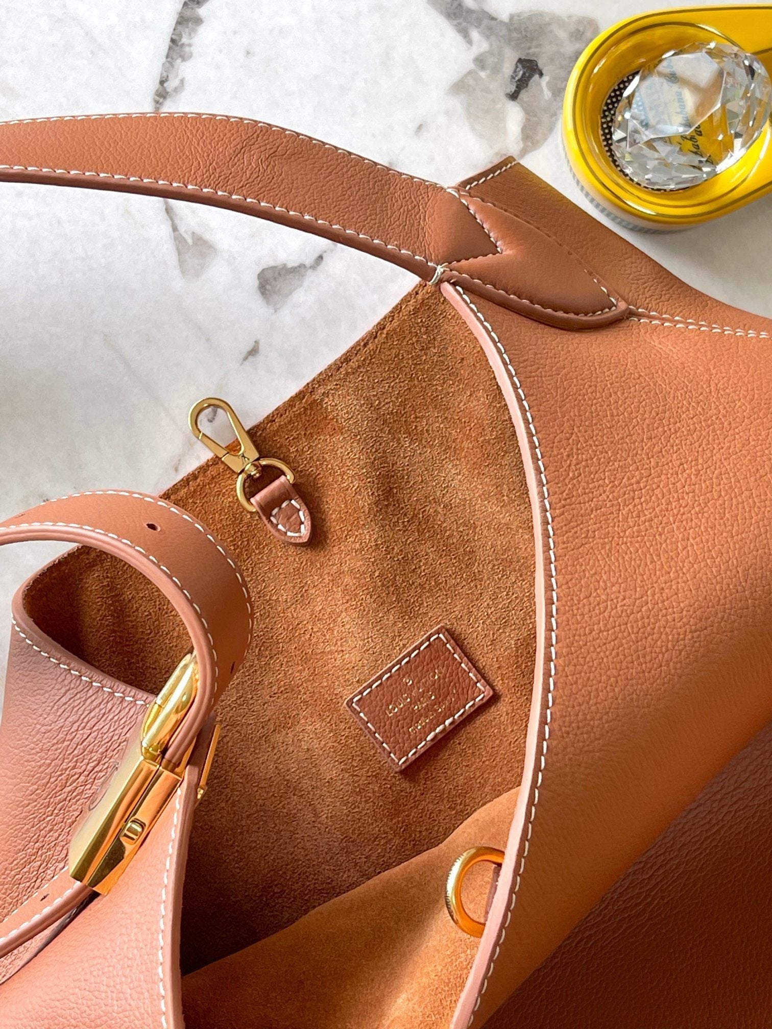 SAC HOBO LOW KEY MM 35 EN CUIR DE VEAU LISSE COGNAC
