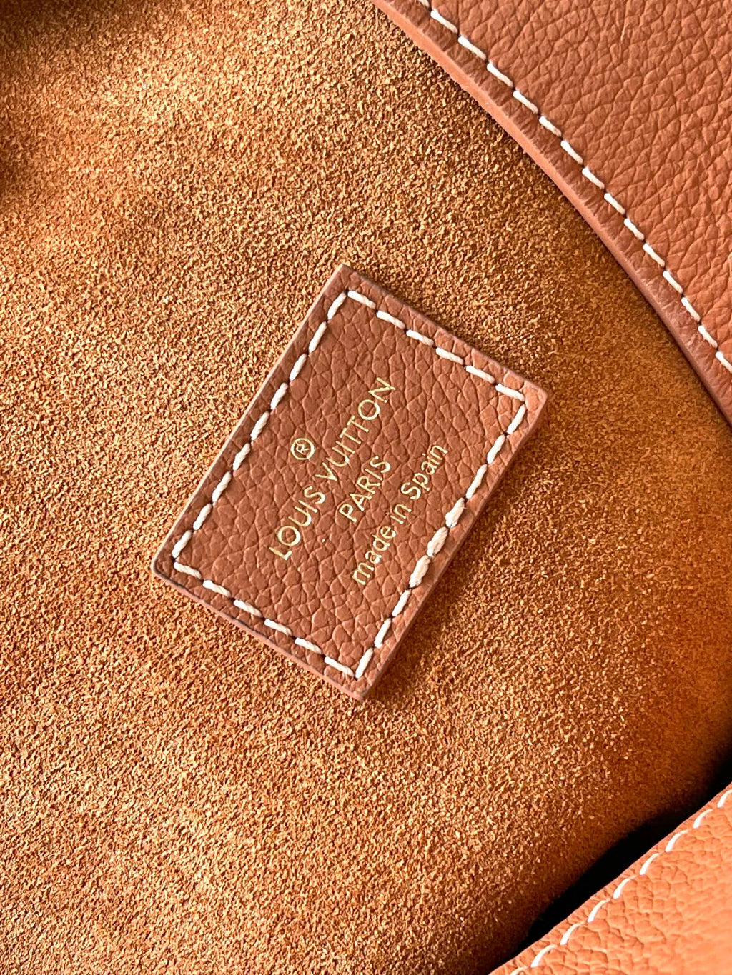 SAC HOBO LOW KEY MM 35 EN CUIR DE VEAU LISSE COGNAC