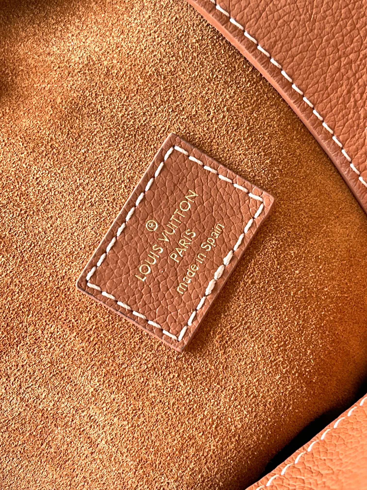 SAC HOBO LOW KEY MM 35 EN CUIR DE VEAU LISSE COGNAC