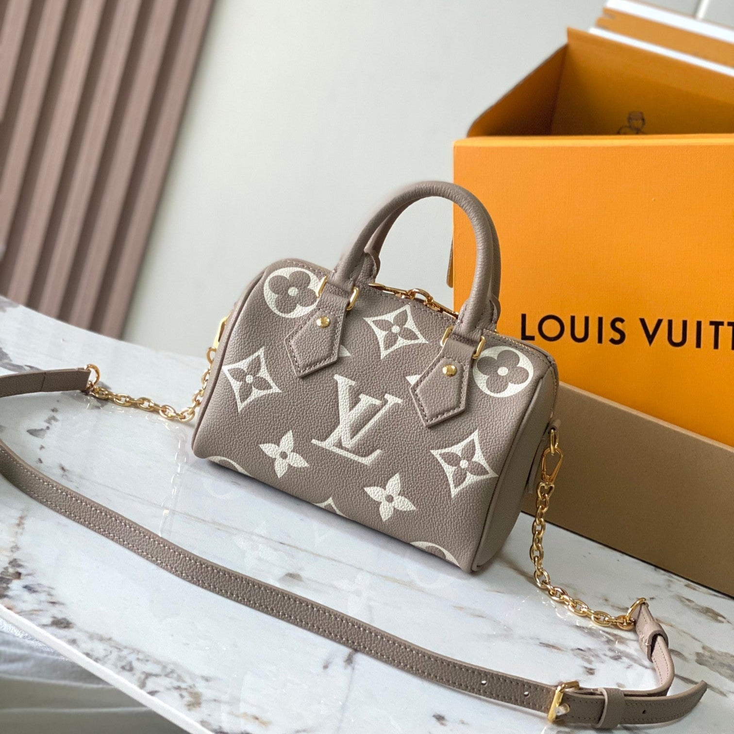 SAC BANDOULIÈRE SPEEDY 20 EN CUIR EMPREINTE MONOGRAMME MARRON TAUPE ET BLANC