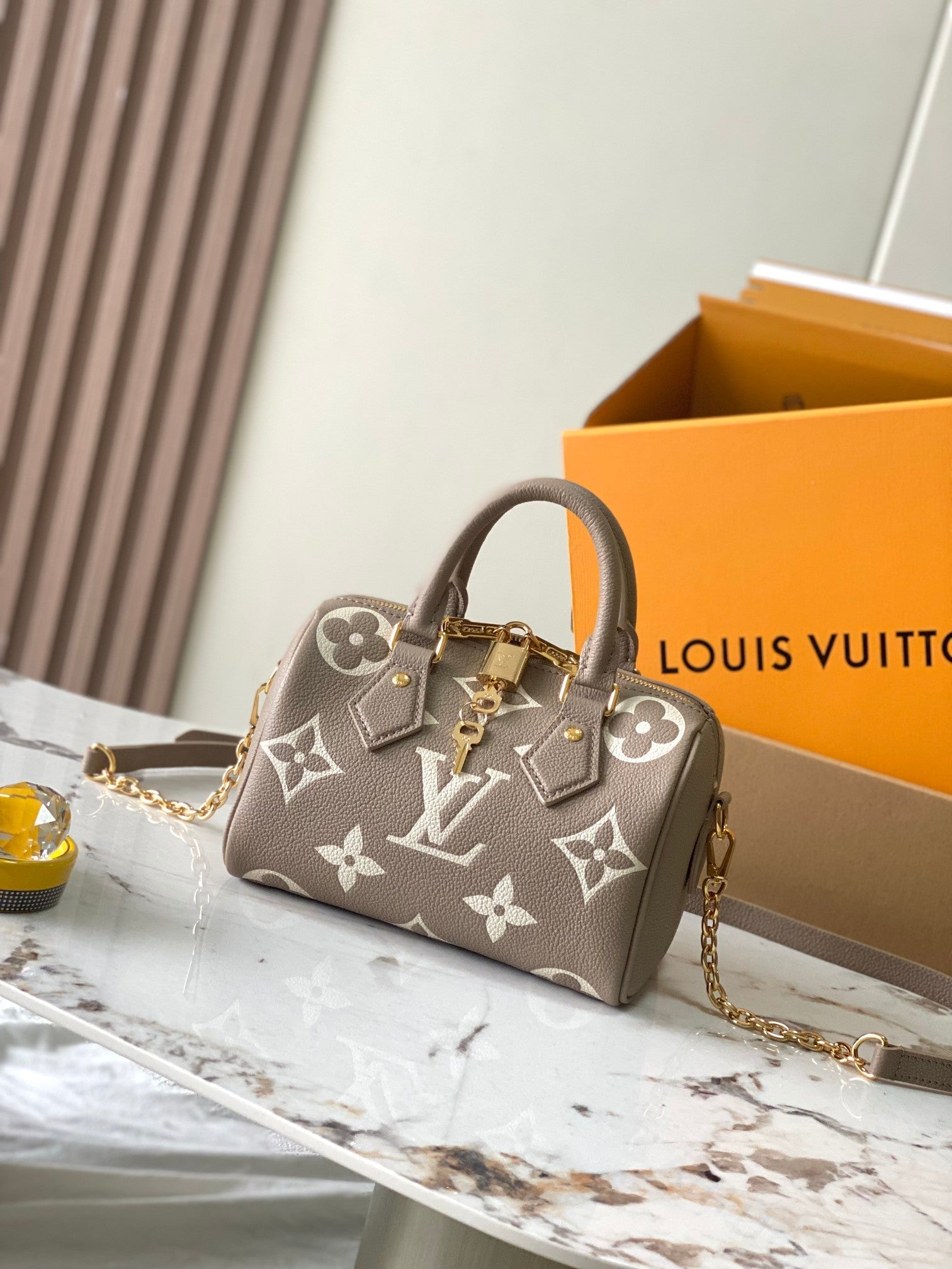 SAC BANDOULIÈRE SPEEDY 20 EN CUIR EMPREINTE MONOGRAMME MARRON TAUPE ET BLANC