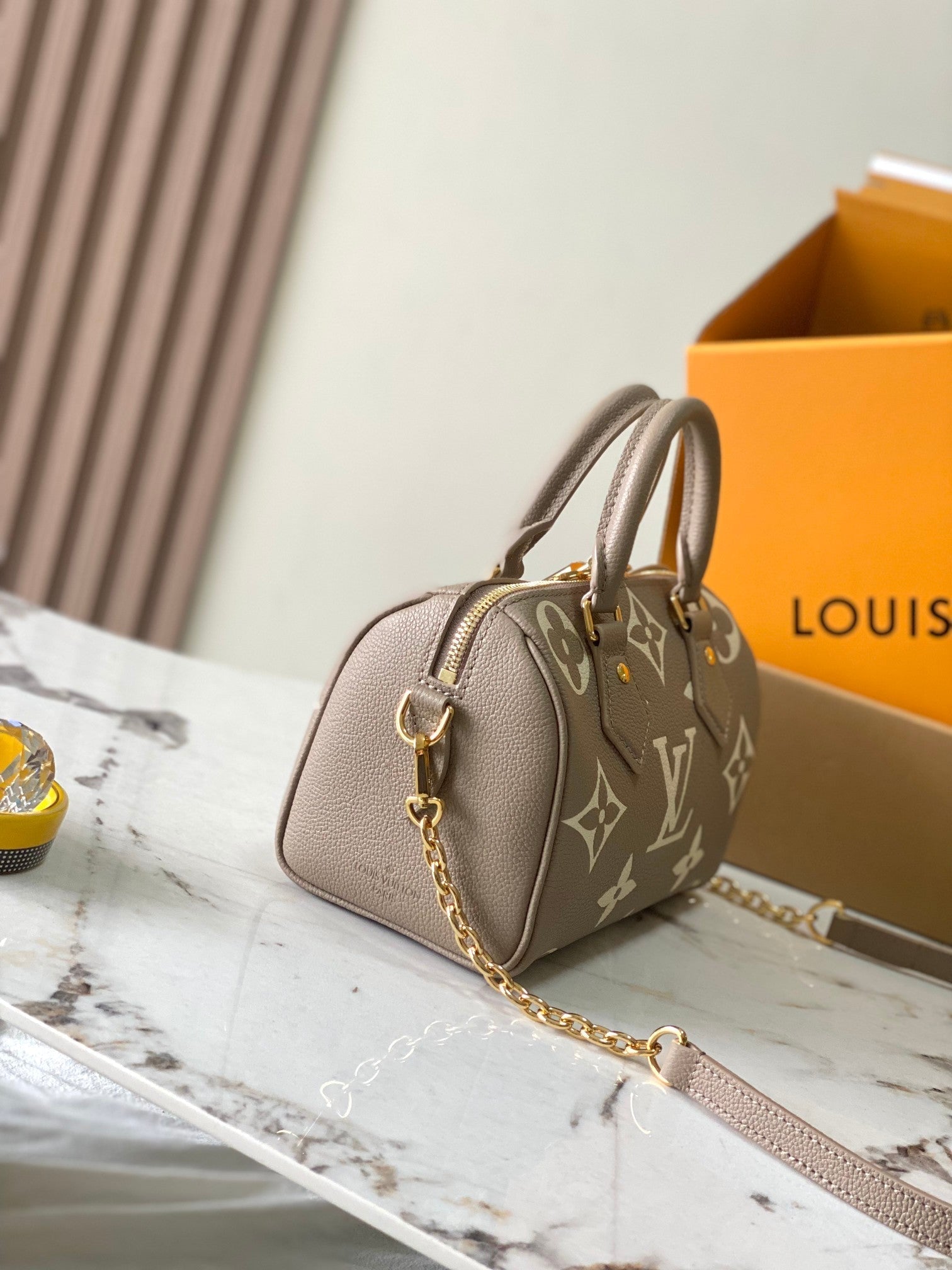 SAC BANDOULIÈRE SPEEDY 20 EN CUIR EMPREINTE MONOGRAMME MARRON TAUPE ET BLANC