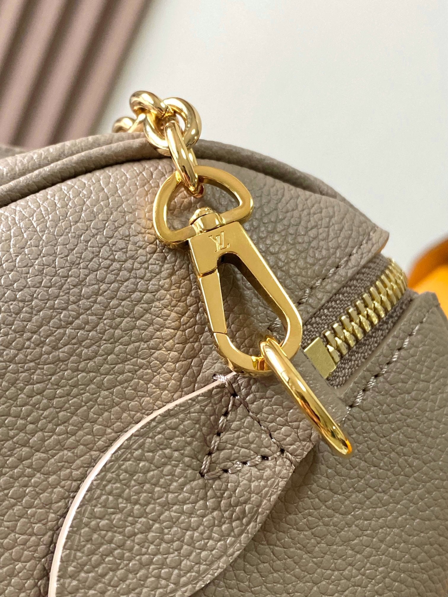 SAC BANDOULIÈRE SPEEDY 20 EN CUIR EMPREINTE MONOGRAMME MARRON TAUPE ET BLANC