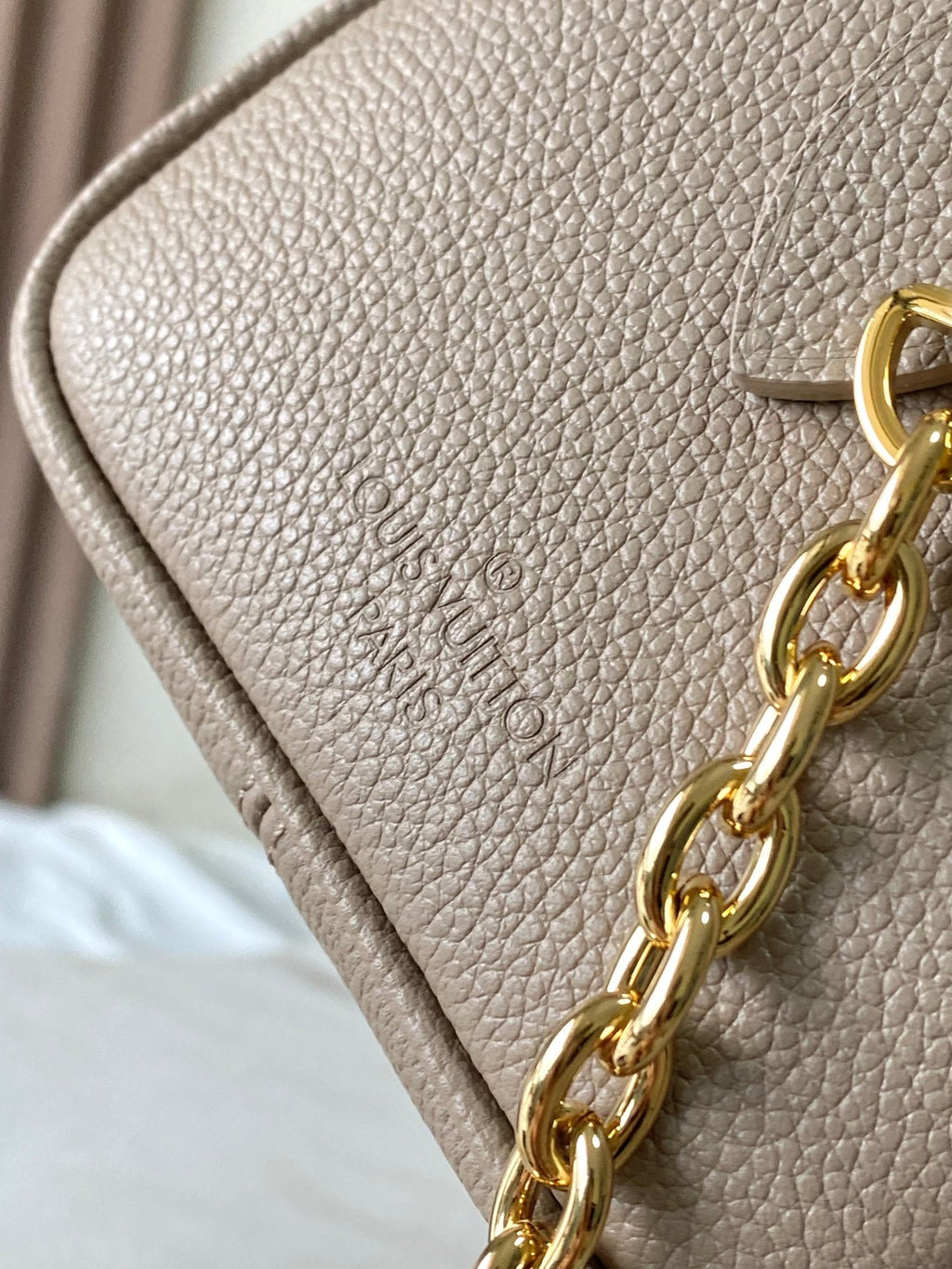 SAC BANDOULIÈRE SPEEDY 20 EN CUIR EMPREINTE MONOGRAMME MARRON TAUPE ET BLANC