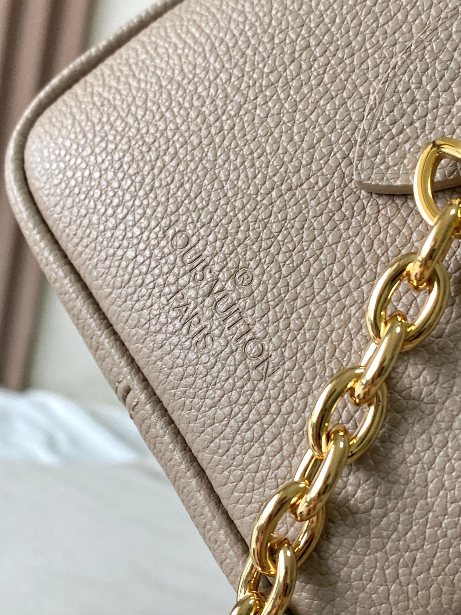 SAC BANDOULIÈRE SPEEDY 20 EN CUIR EMPREINTE MONOGRAMME MARRON TAUPE ET BLANC
