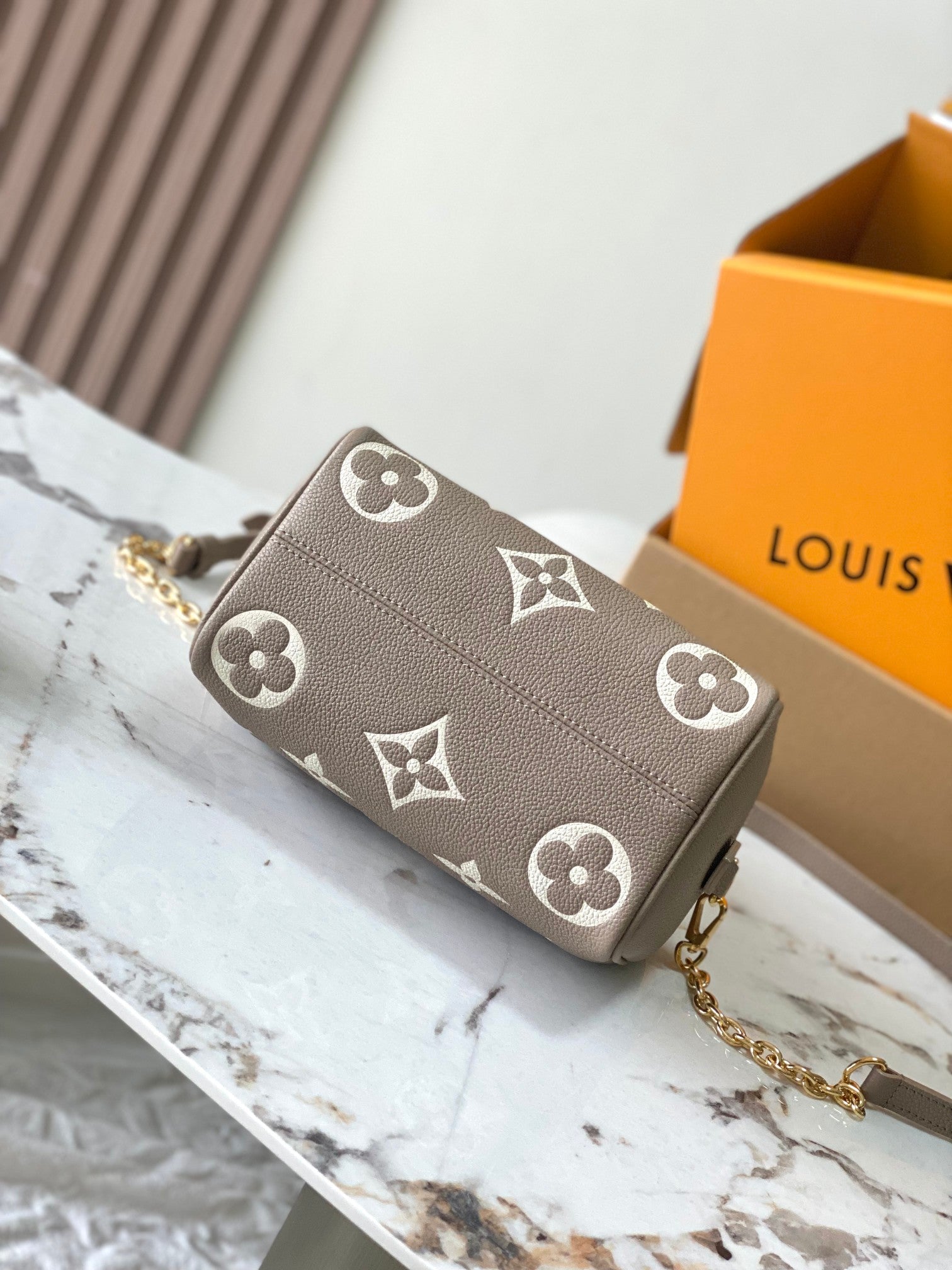 SAC BANDOULIÈRE SPEEDY 20 EN CUIR EMPREINTE MONOGRAMME MARRON TAUPE ET BLANC