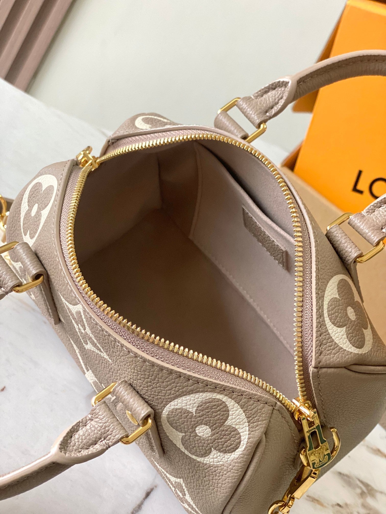 SAC BANDOULIÈRE SPEEDY 20 EN CUIR EMPREINTE MONOGRAMME MARRON TAUPE ET BLANC