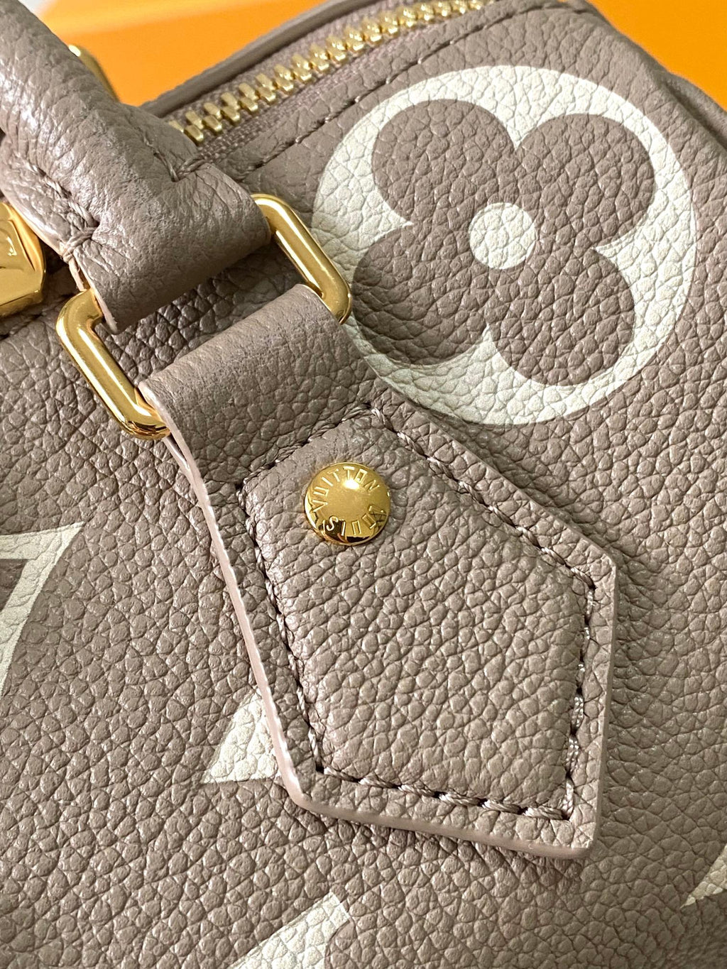 SAC BANDOULIÈRE SPEEDY 20 EN CUIR EMPREINTE MONOGRAMME MARRON TAUPE ET BLANC
