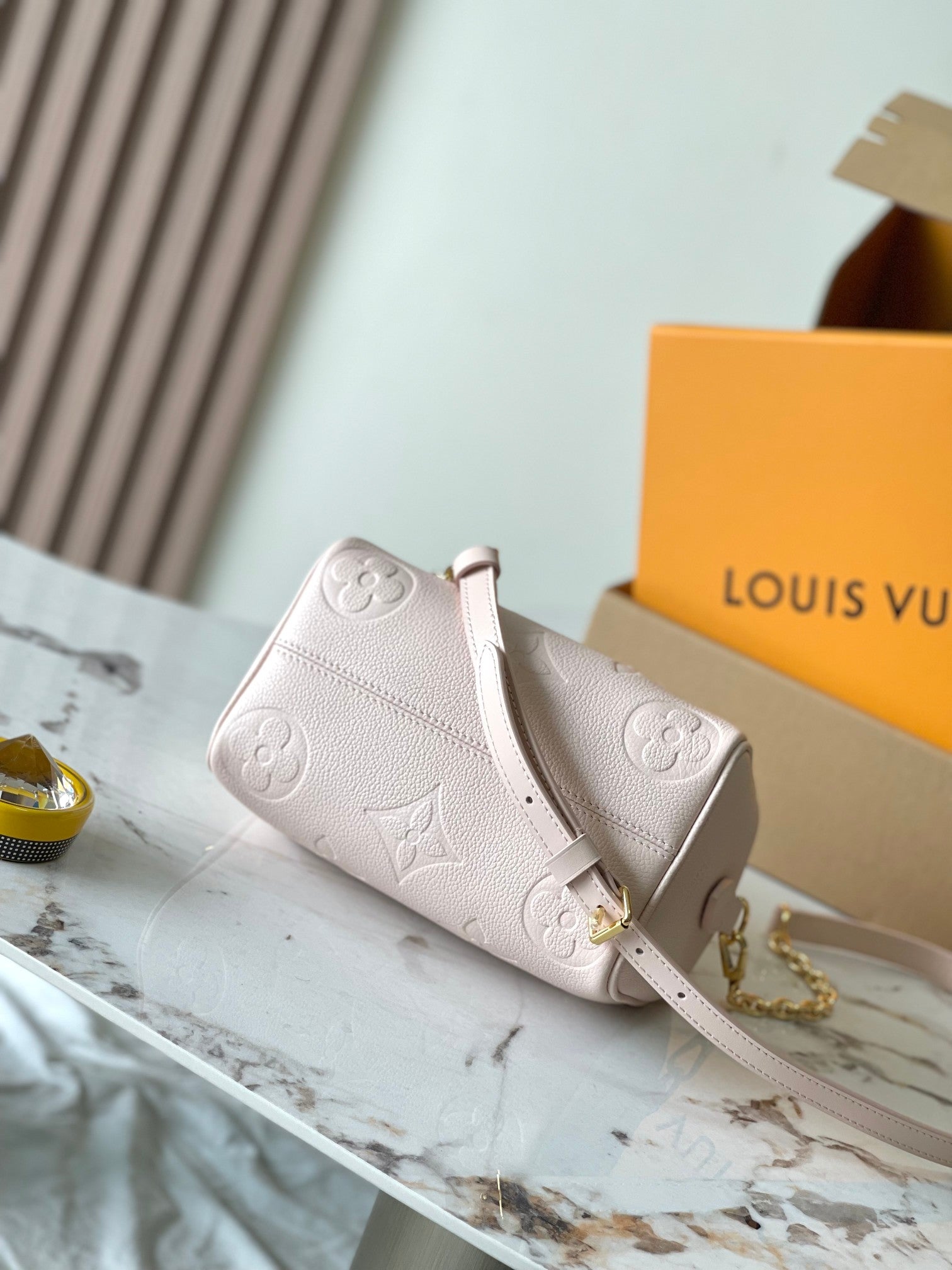 SPEEDY BANDOULIÈRE 20 EN CUIR EMPREINTE MONOGRAMME ROSE CLAIR
