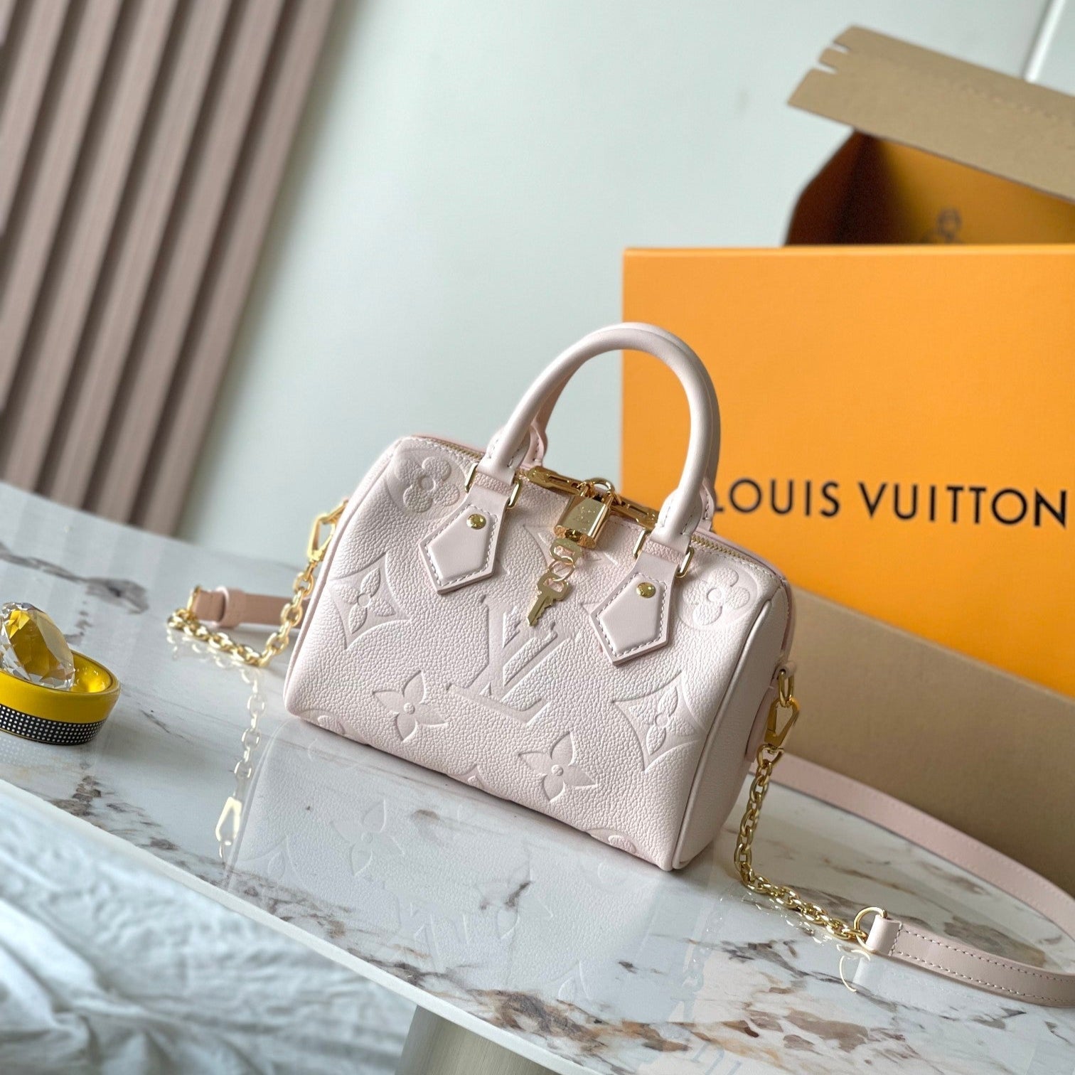 SPEEDY BANDOULIÈRE 20 EN CUIR EMPREINTE MONOGRAMME ROSE CLAIR