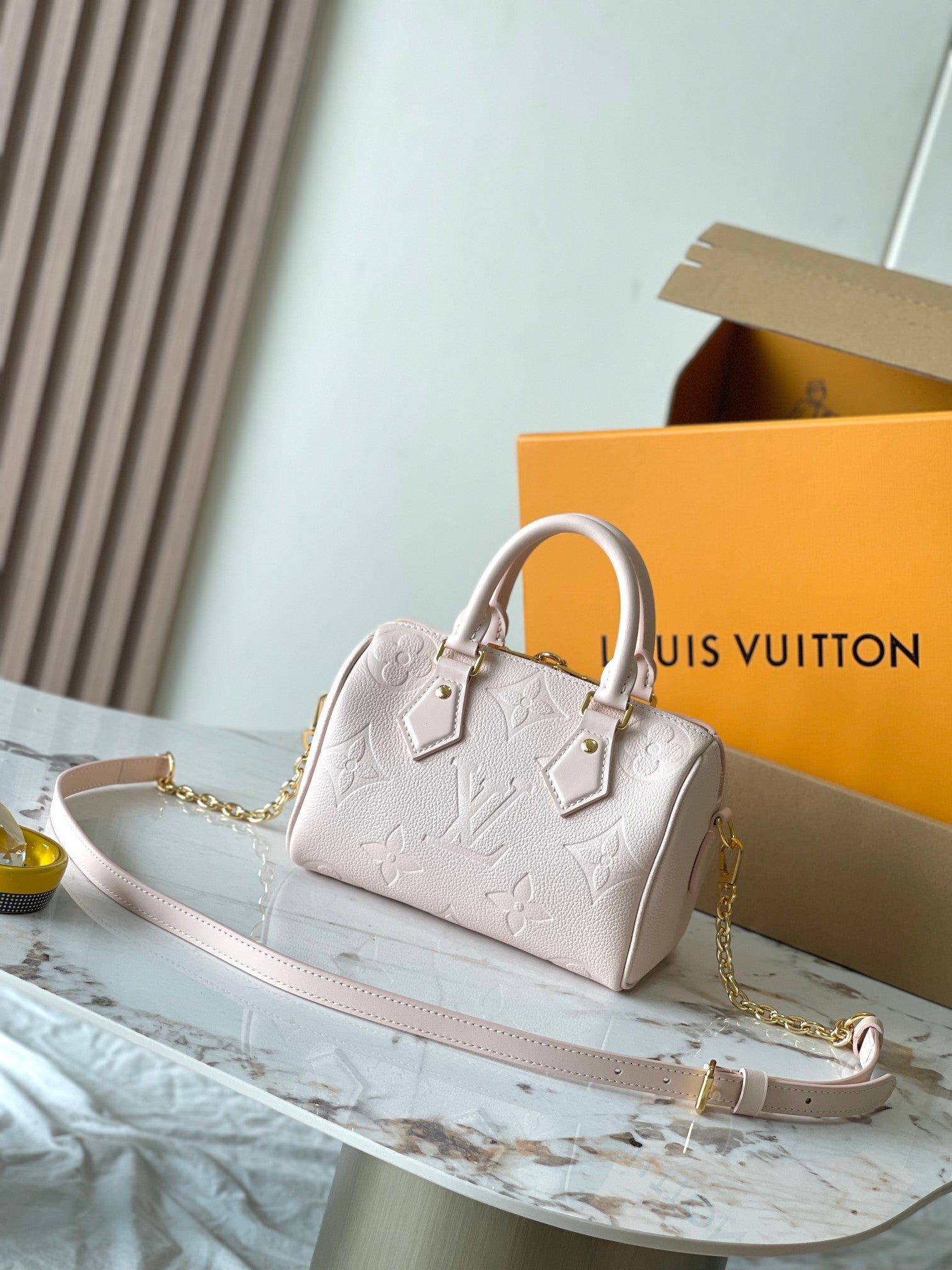 SPEEDY BANDOULIÈRE 20 EN CUIR EMPREINTE MONOGRAMME ROSE CLAIR