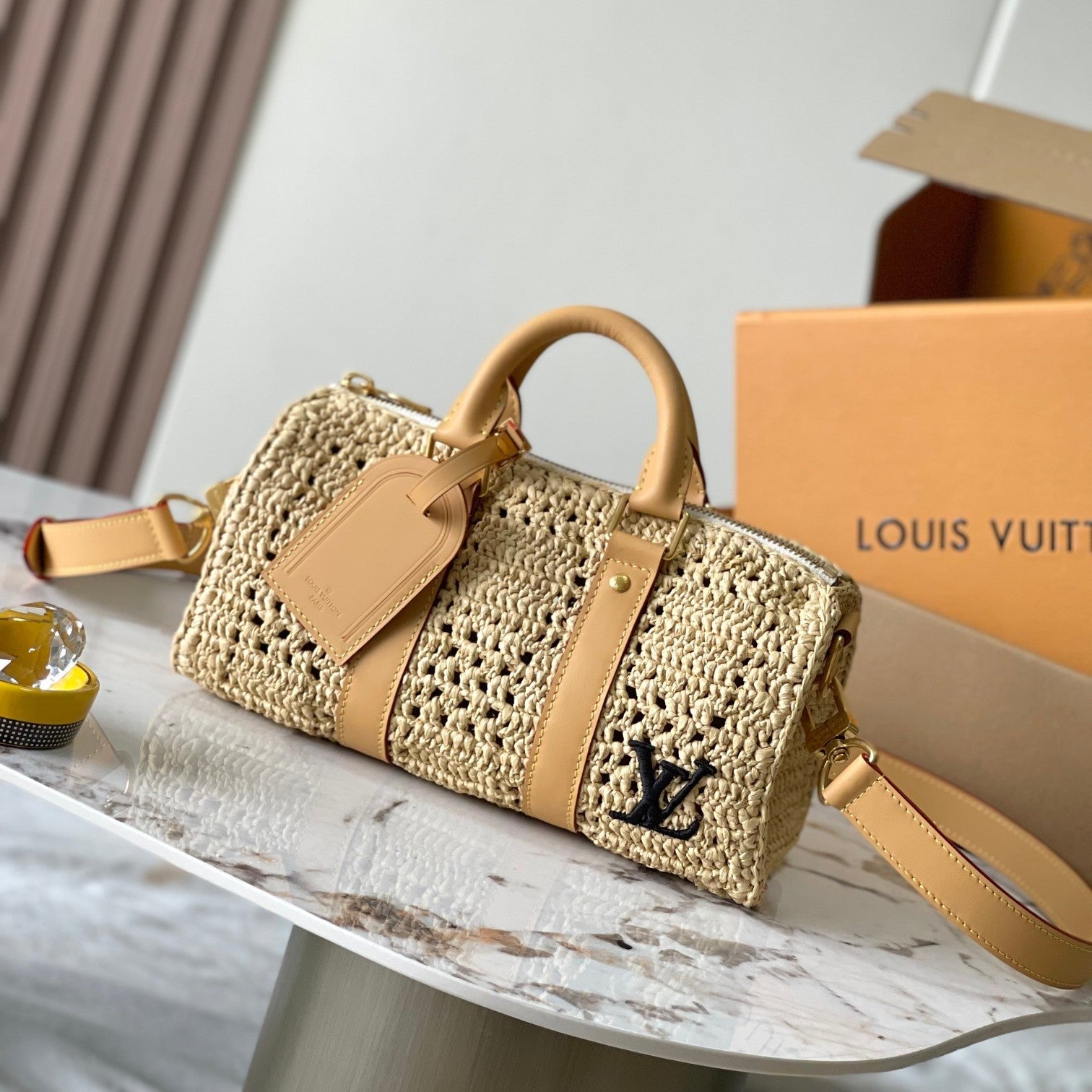 SAC BANDOULIÈRE KEEPALL 25 EN RAPHIA CROCHETÉ BEIGE ET BORDURE EN CUIR DE VEAU