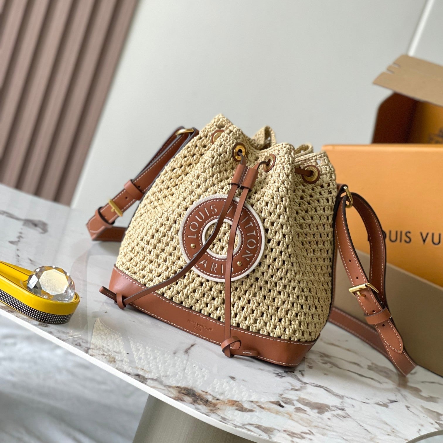 PORTE-MONNAIE NOÉ 24 EN RAPHIA CROCHETÉ BEIGE ET GARNITURE EN CUIR DE VEAU MARRON