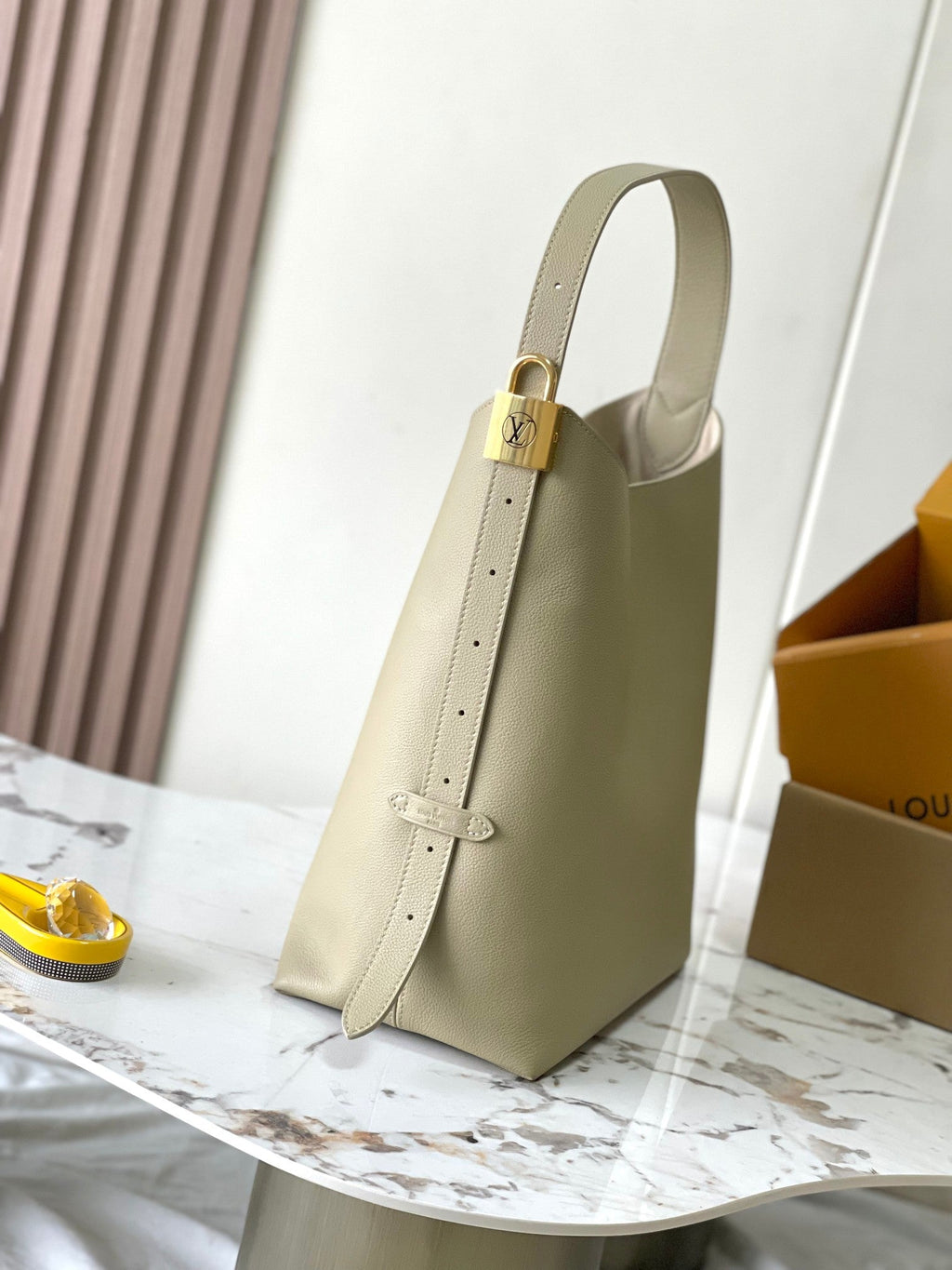 SAC HOBO LOW KEY MM 35 EN CUIR DE VEAU LISSE CLAY