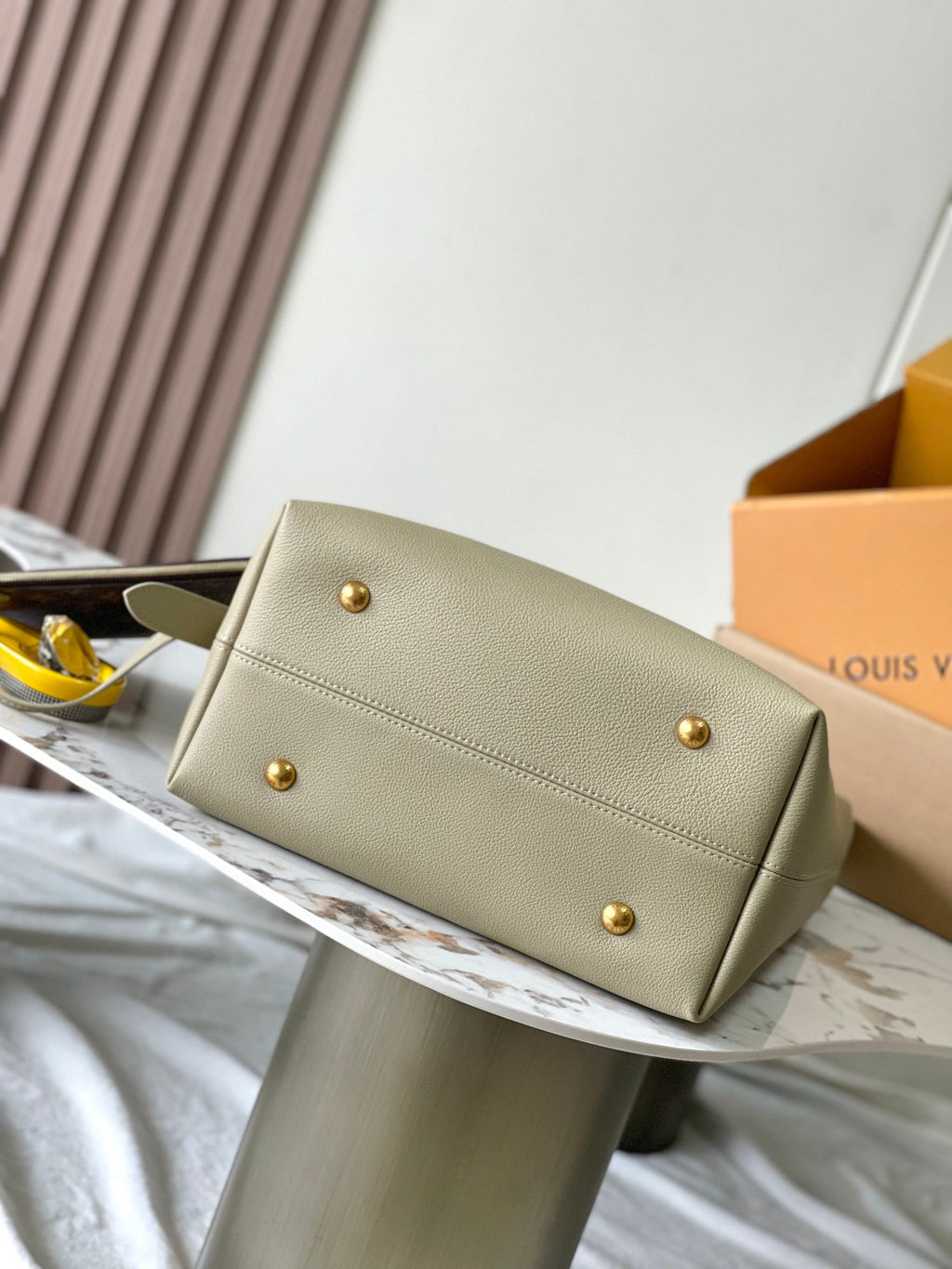 SAC HOBO LOW KEY MM 35 EN CUIR DE VEAU LISSE CLAY