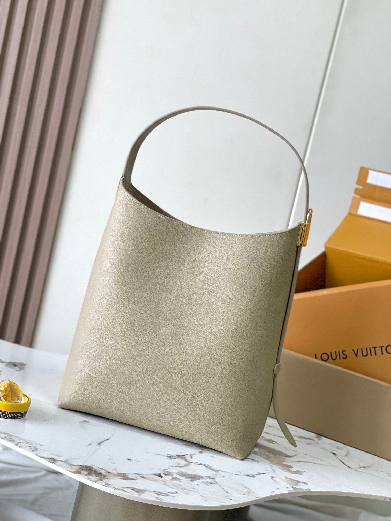 SAC HOBO LOW KEY MM 35 EN CUIR DE VEAU LISSE CLAY