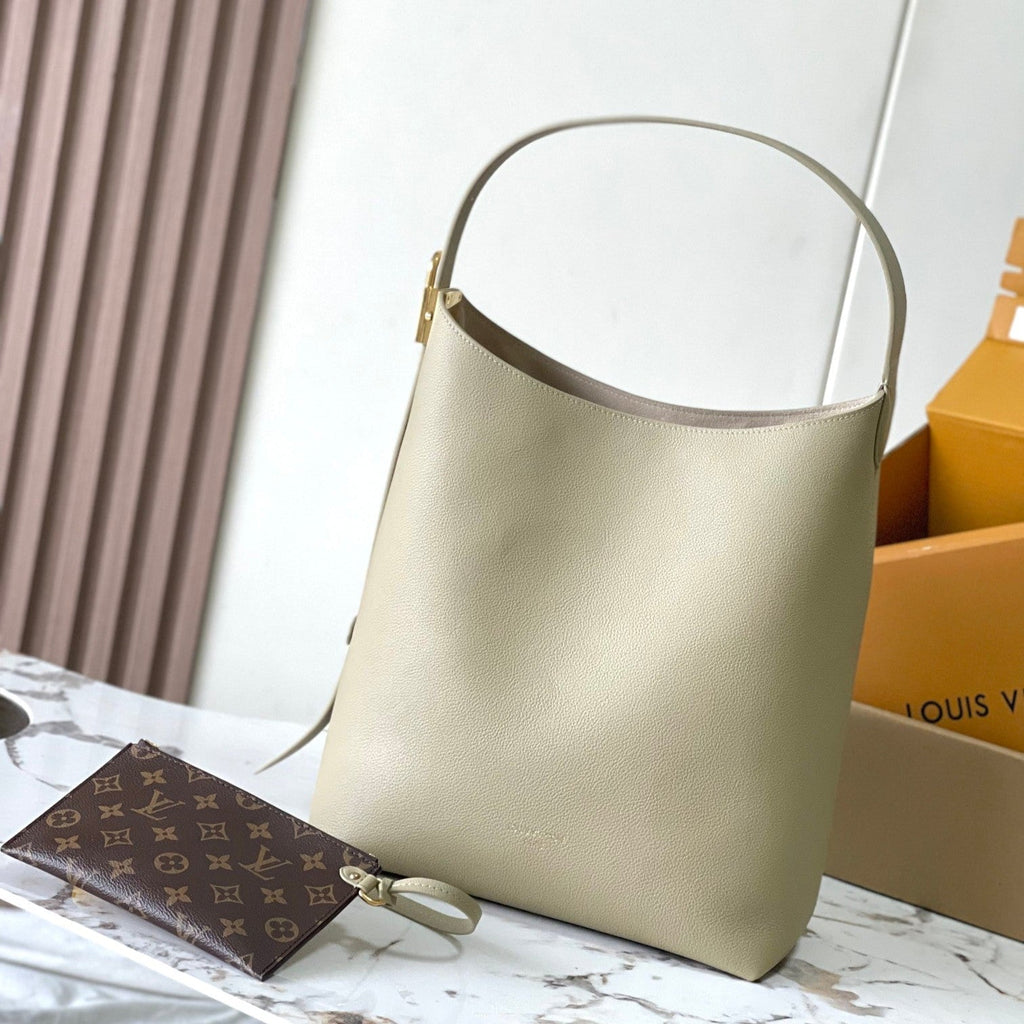 SAC HOBO LOW KEY MM 35 EN CUIR DE VEAU LISSE CLAY