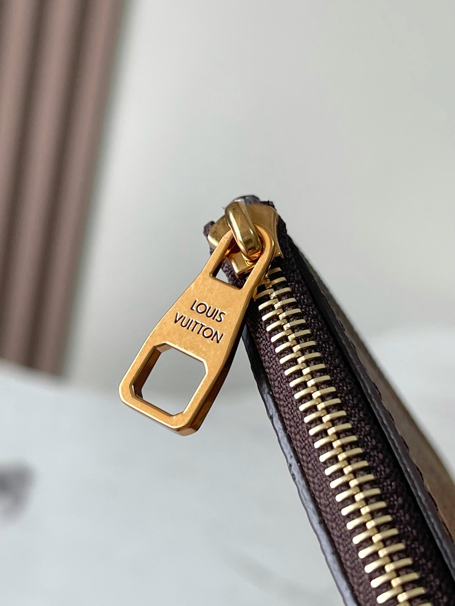 SAC HOBO LOW KEY MM 35 EN CUIR DE VEAU LISSE CLAY