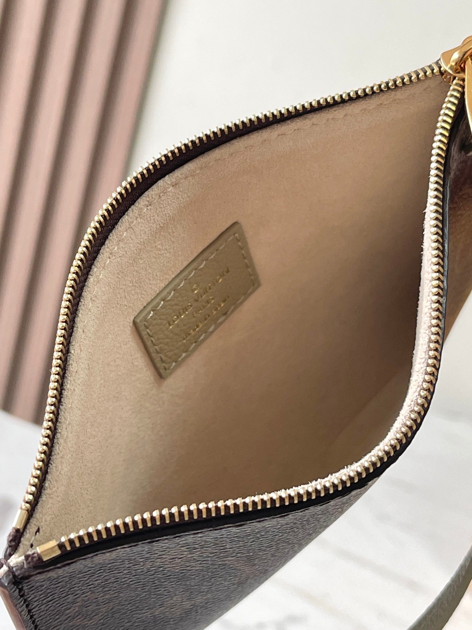 SAC HOBO LOW KEY MM 35 EN CUIR DE VEAU LISSE CLAY