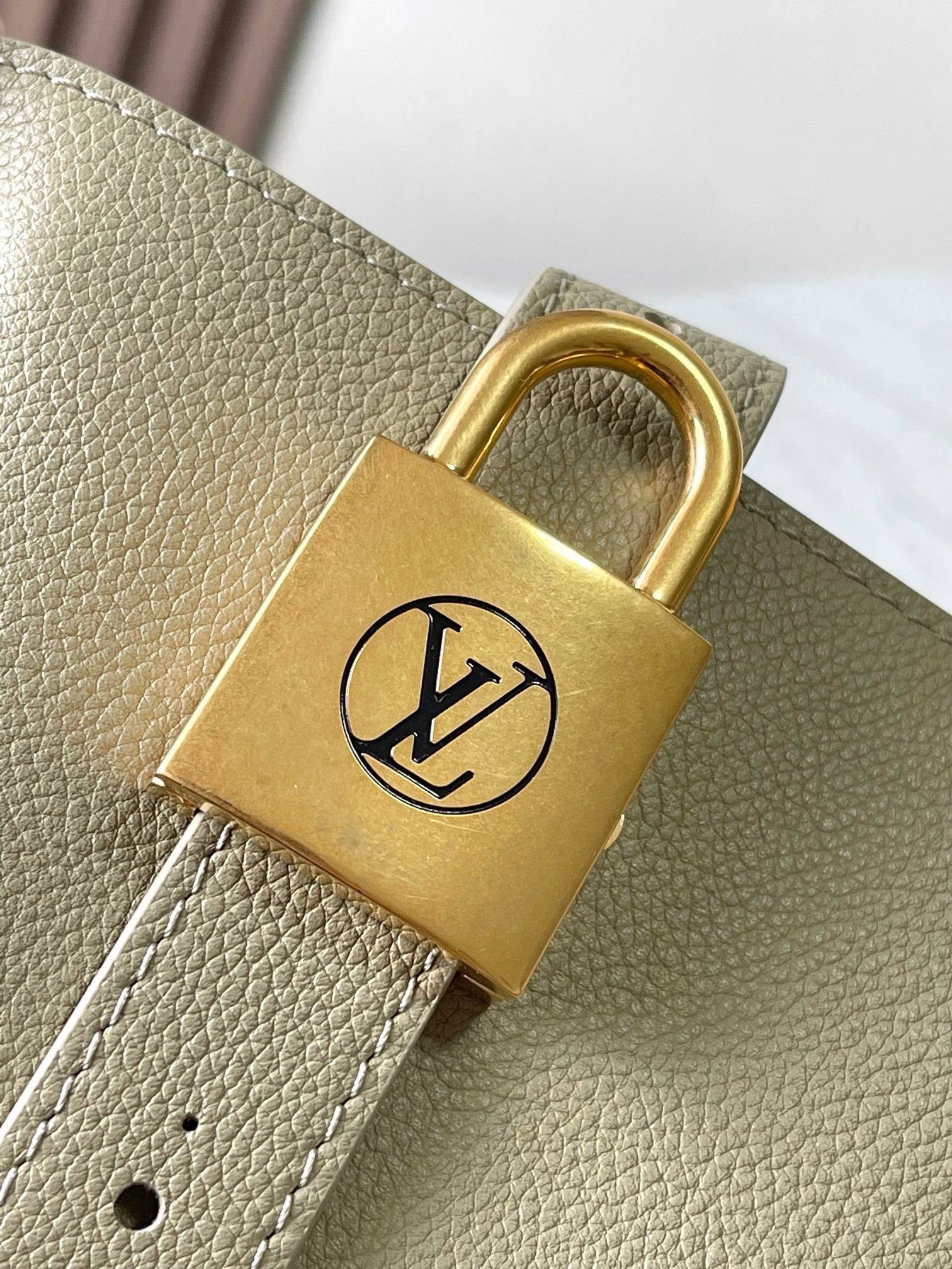 CABAS 47 BASIQUE EN CUIR DE VEAU GRAINÉ BEIGE BOUCLE OR