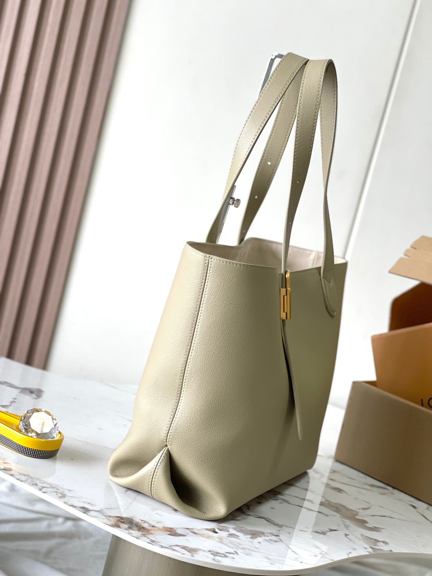 CABAS 47 BASIQUE EN CUIR DE VEAU GRAINÉ BEIGE BOUCLE OR