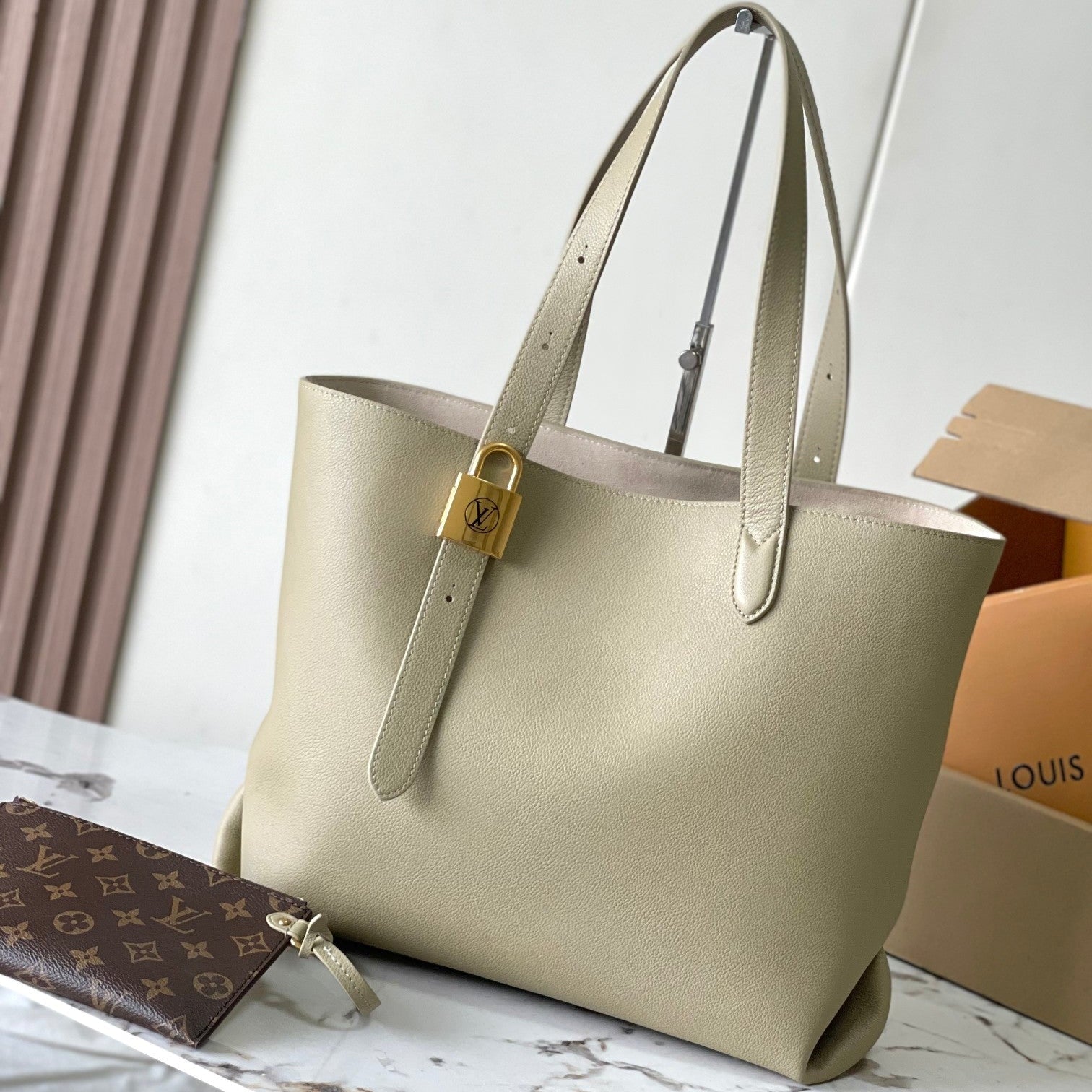 CABAS 47 BASIQUE EN CUIR DE VEAU GRAINÉ BEIGE BOUCLE OR