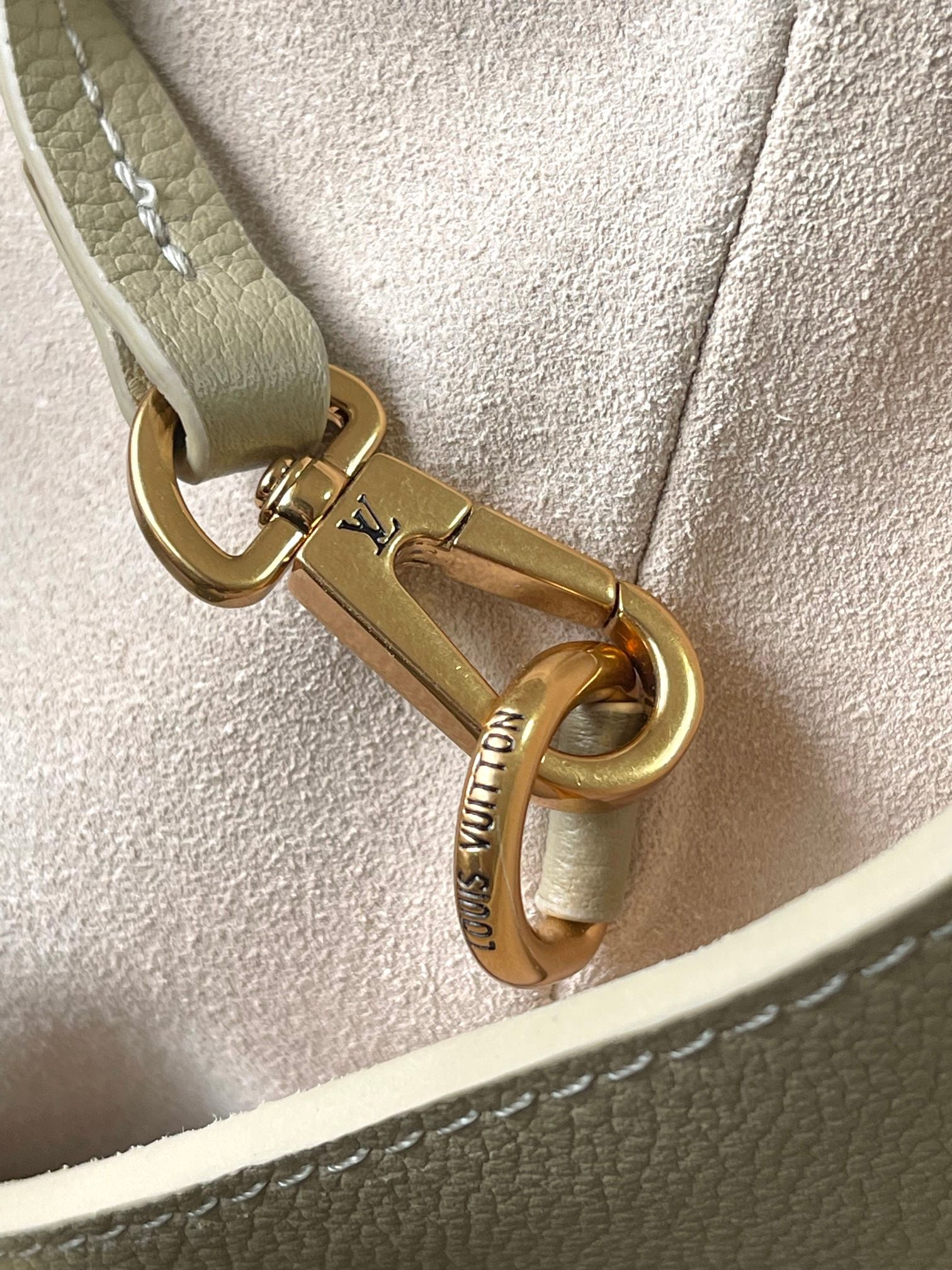 CABAS 47 BASIQUE EN CUIR DE VEAU GRAINÉ BEIGE BOUCLE OR