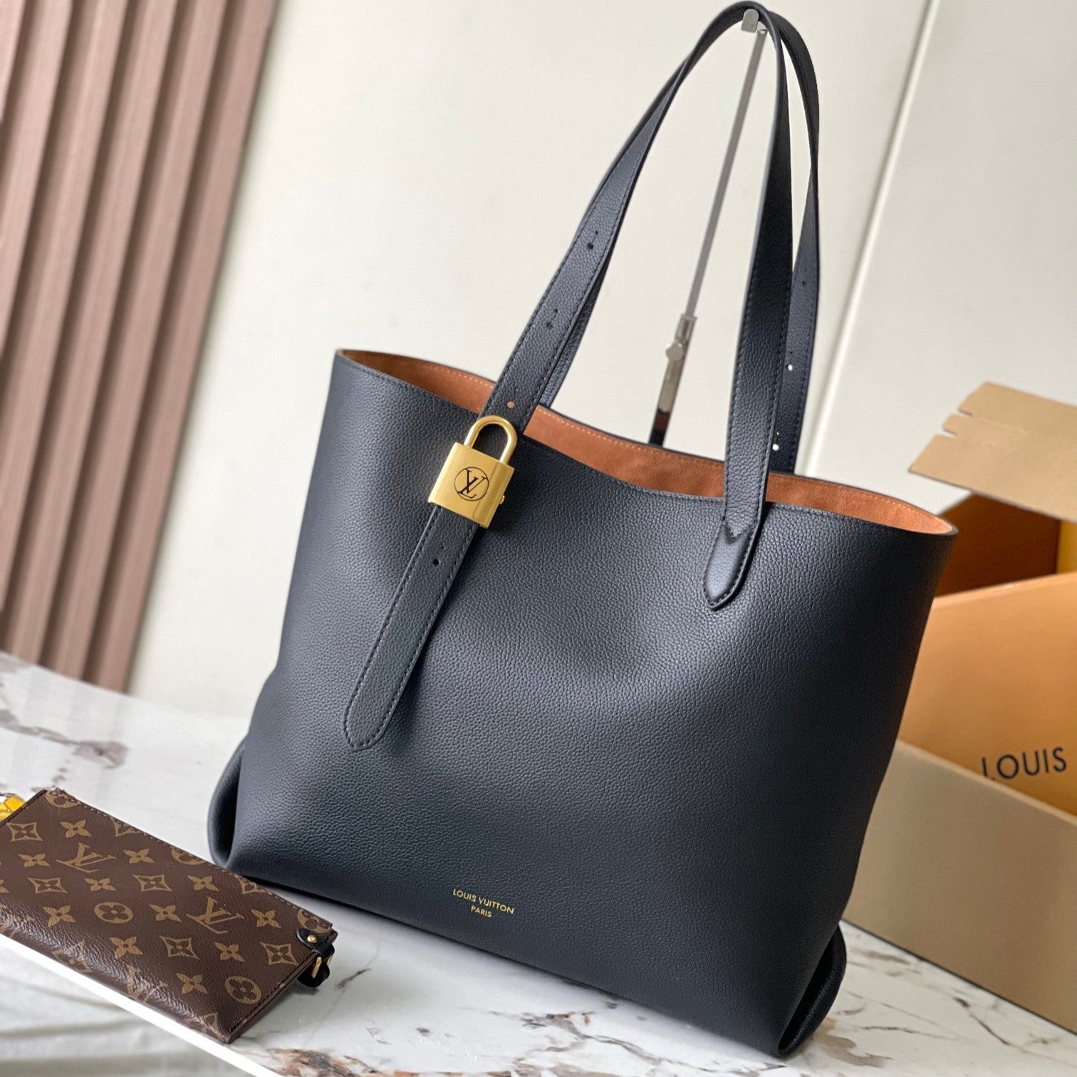 CABAS 47 LOW KEY EN CUIR DE VEAU GRAINÉ NOIR BOUCLE OR