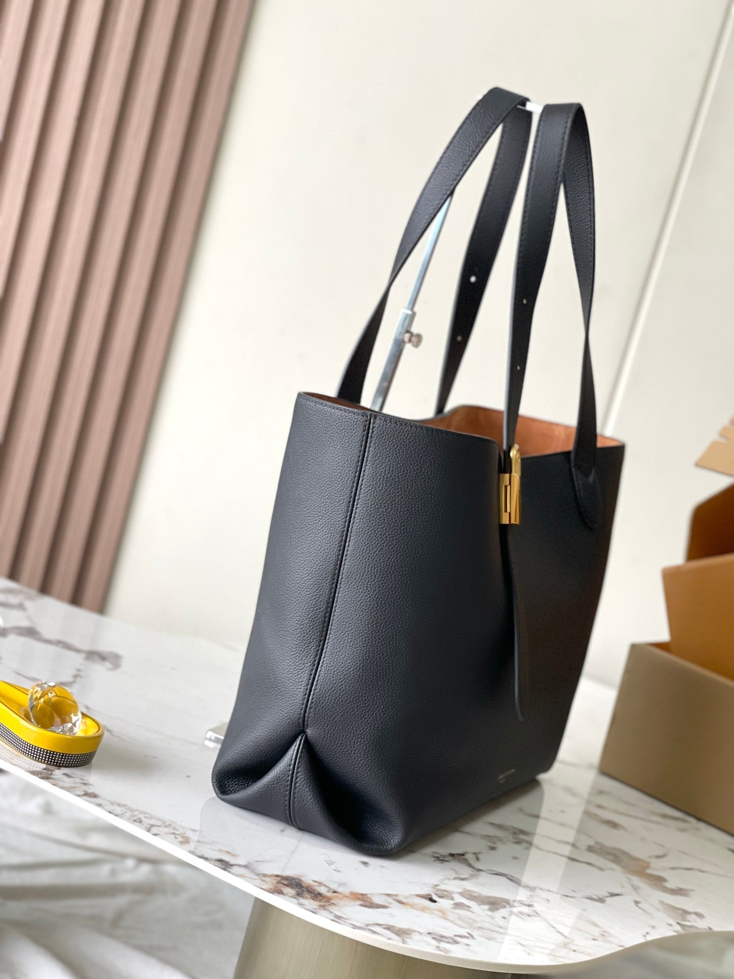 CABAS 47 LOW KEY EN CUIR DE VEAU GRAINÉ NOIR BOUCLE OR