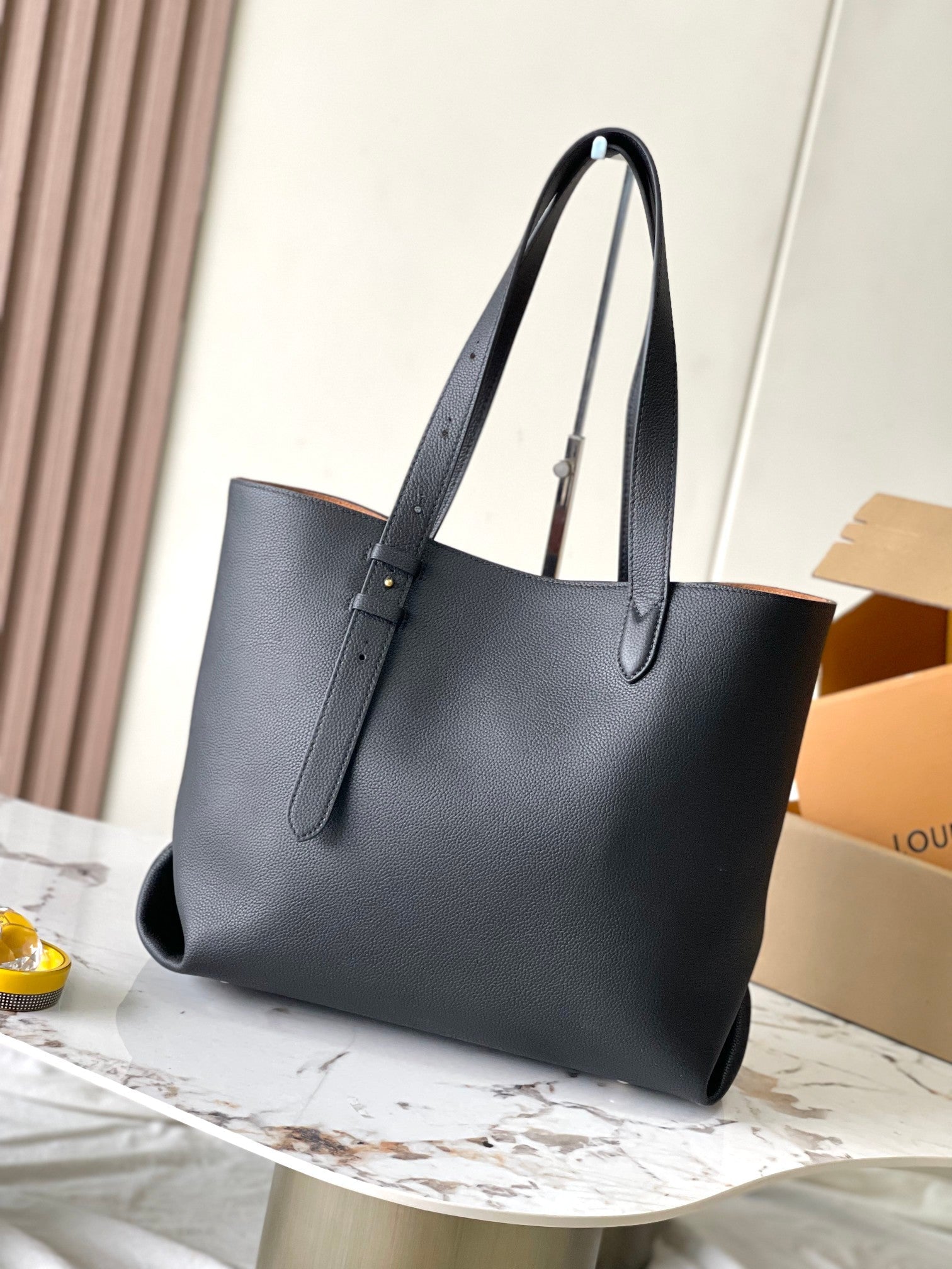 CABAS 47 LOW KEY EN CUIR DE VEAU GRAINÉ NOIR BOUCLE OR