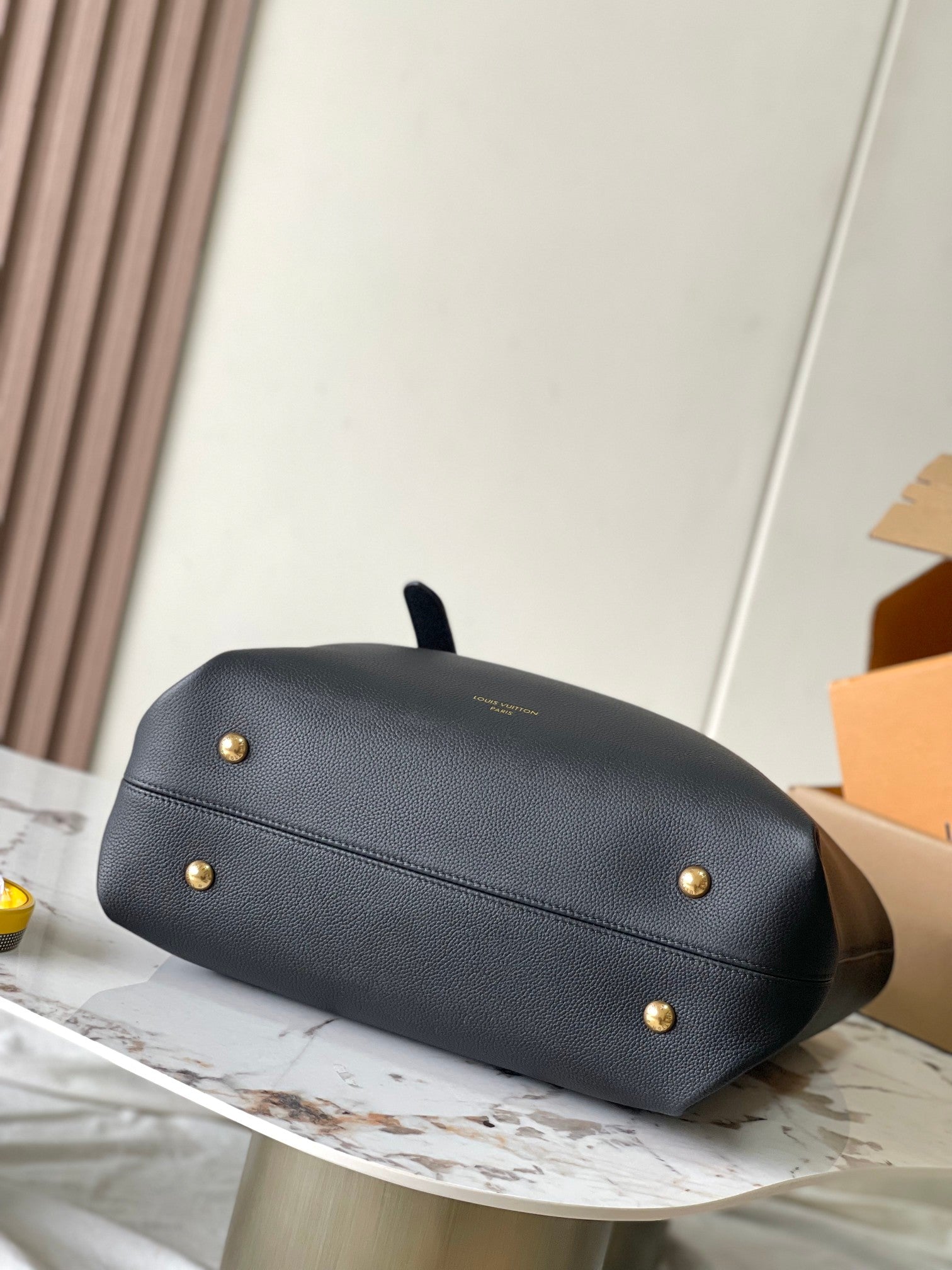 CABAS 47 LOW KEY EN CUIR DE VEAU GRAINÉ NOIR BOUCLE OR