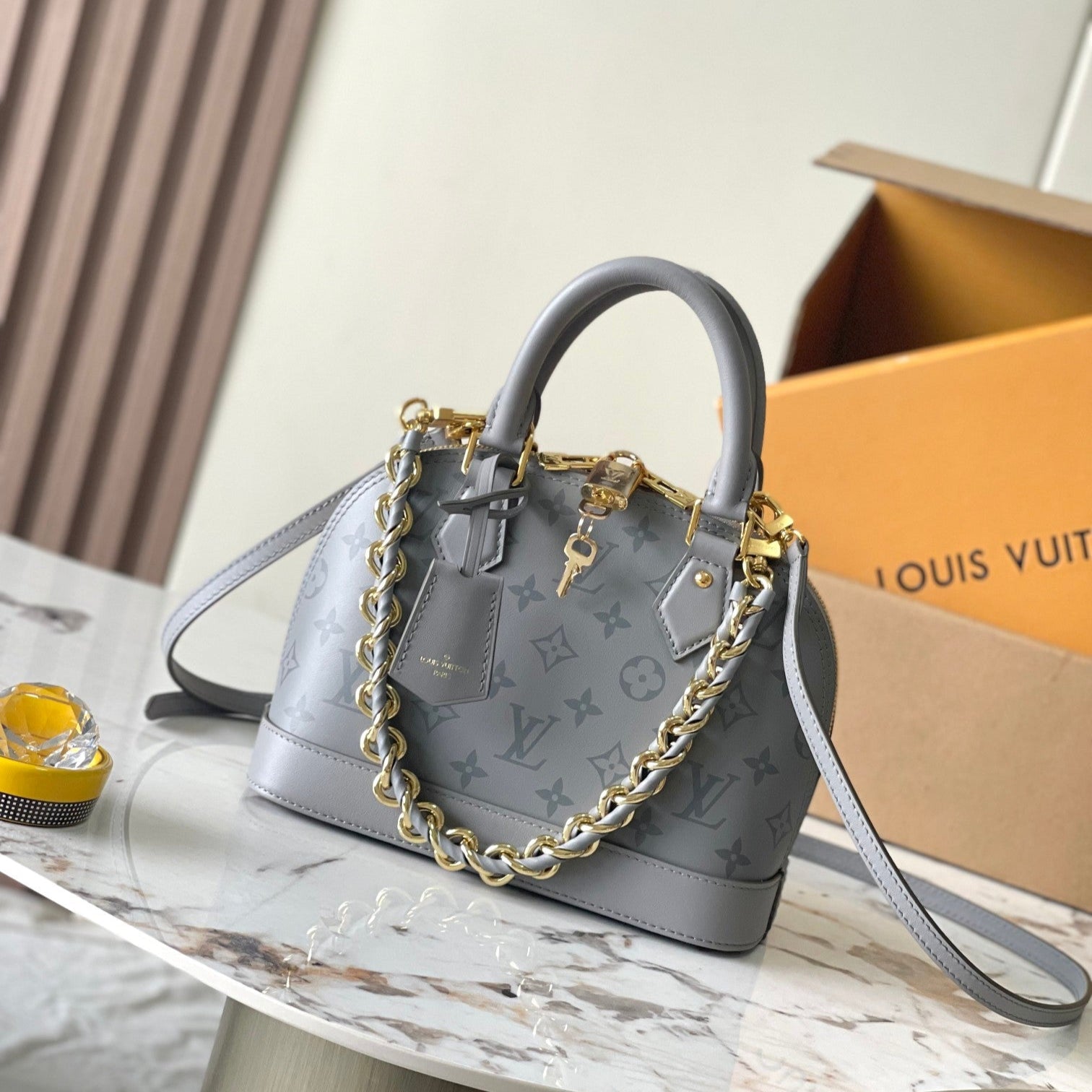 ALMA BB 23 EN CUIR DE VEAU MONOGRAMME TRIANON, ACIER DORÉ