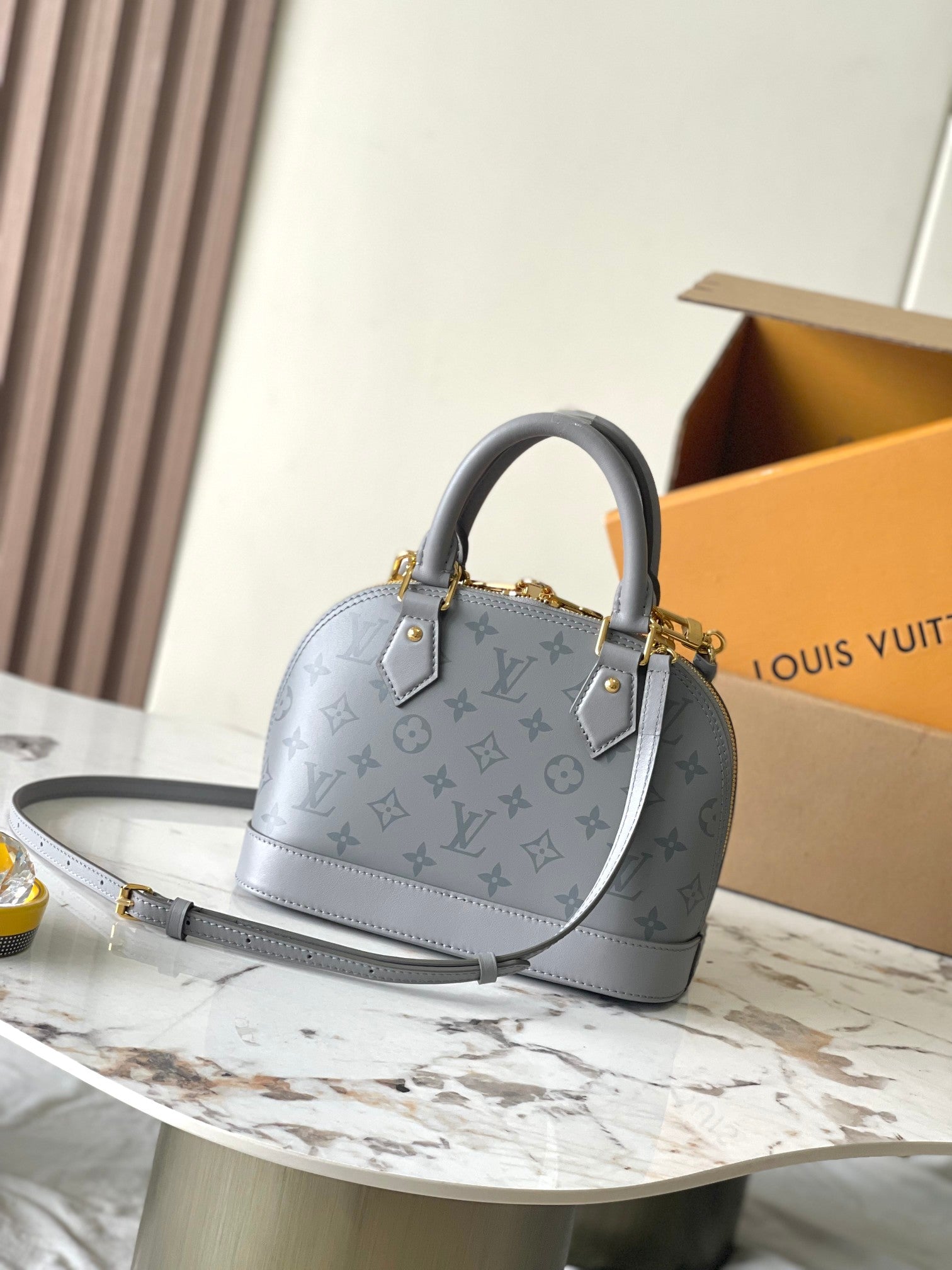 ALMA BB 23 EN CUIR DE VEAU MONOGRAMME TRIANON, ACIER DORÉ