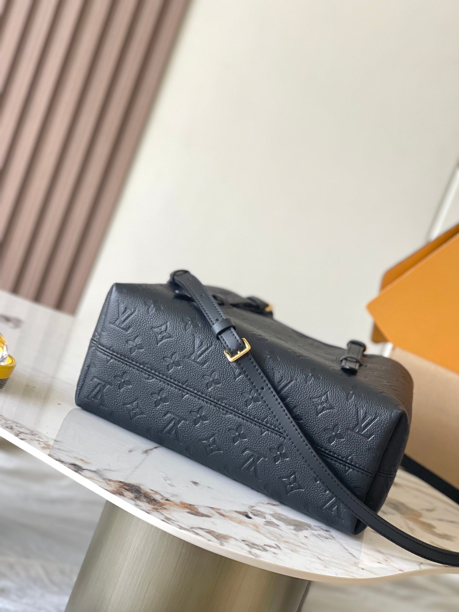 SAC BABYLONE 31 EN CUIR EMPREINTE MONOGRAMME NOIR