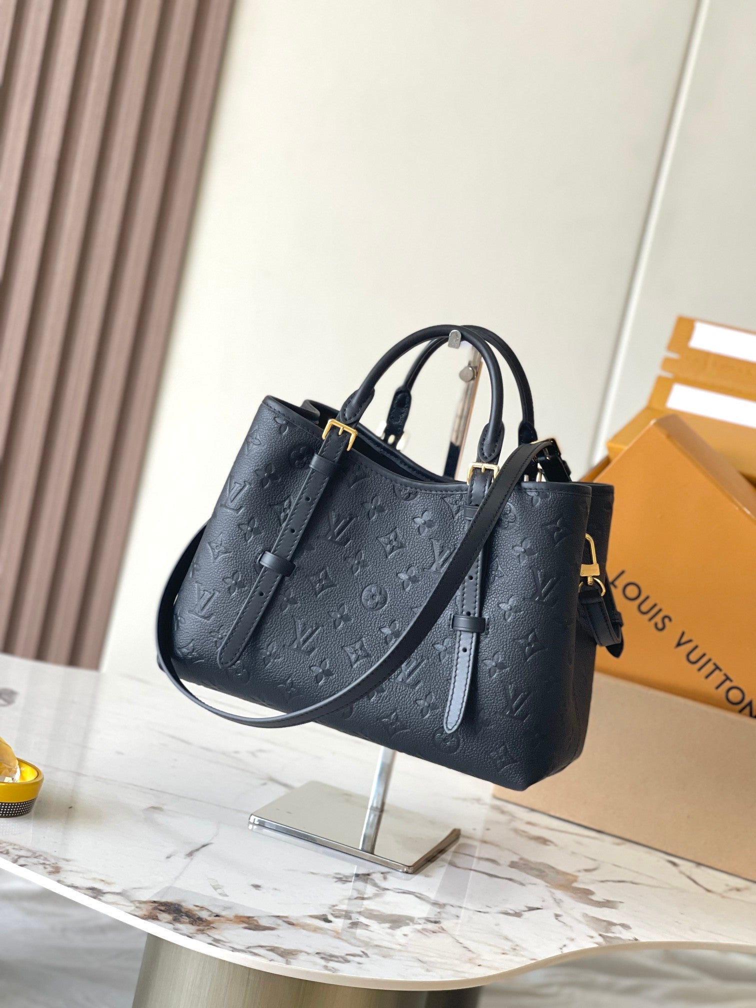 SAC BABYLONE 31 EN CUIR EMPREINTE MONOGRAMME NOIR