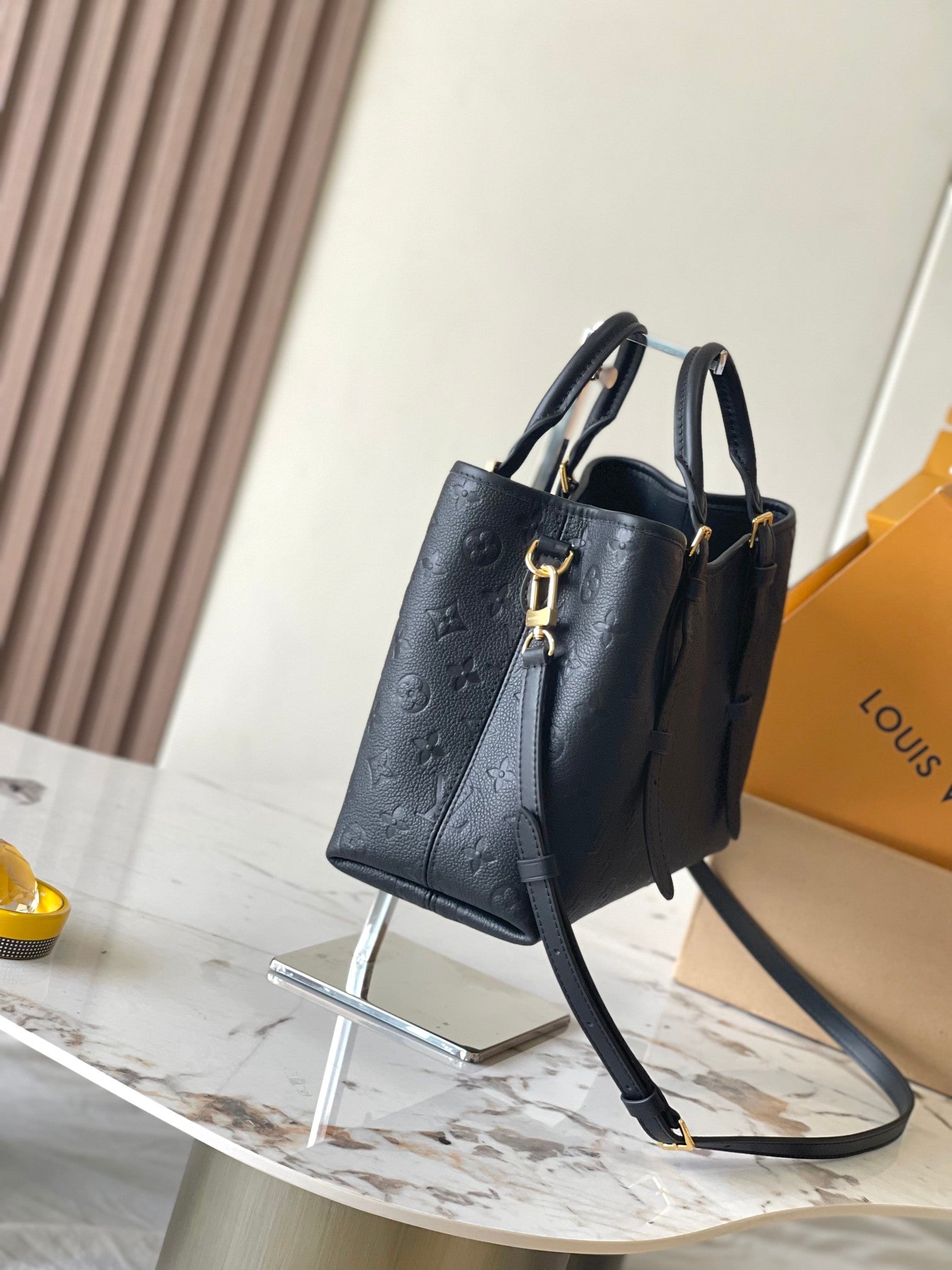 SAC BABYLONE 31 EN CUIR EMPREINTE MONOGRAMME NOIR