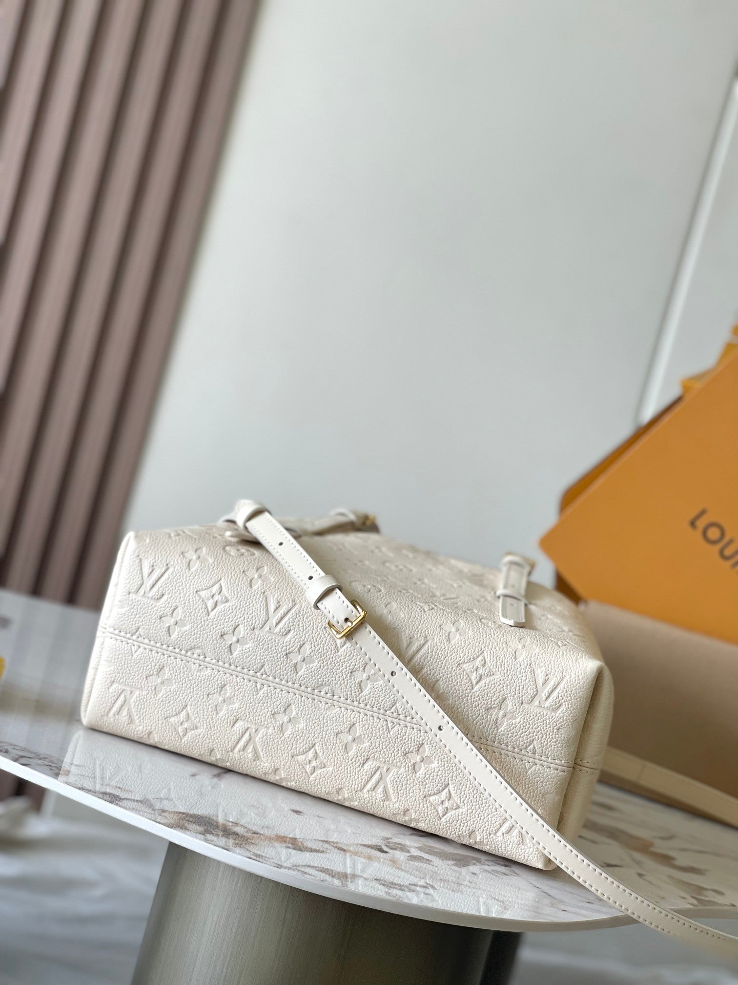 SAC BABYLONE 31 EN CUIR EMPREINTE MONOGRAMME BLANC