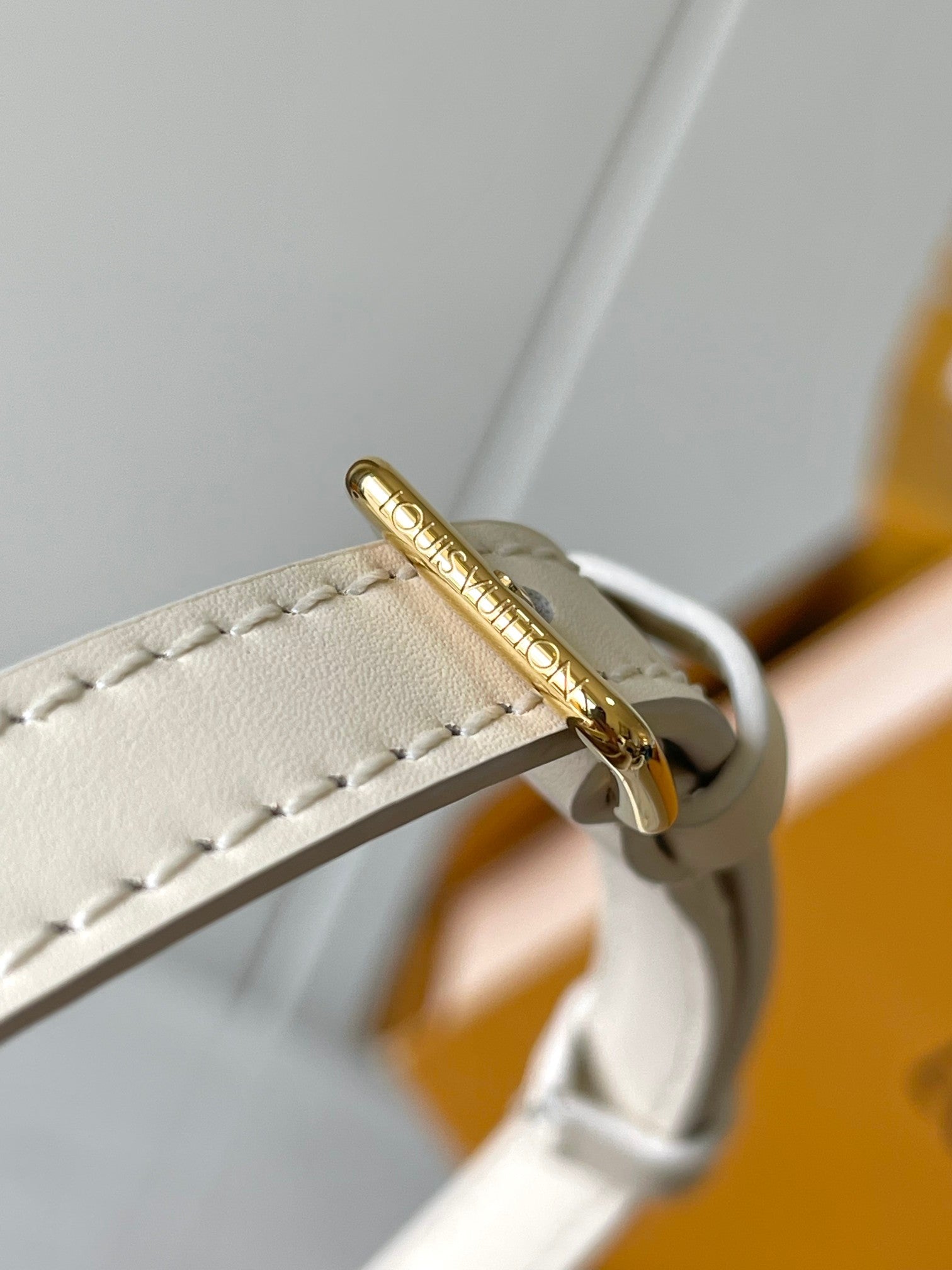 SAC BABYLONE 31 EN CUIR EMPREINTE MONOGRAMME BLANC