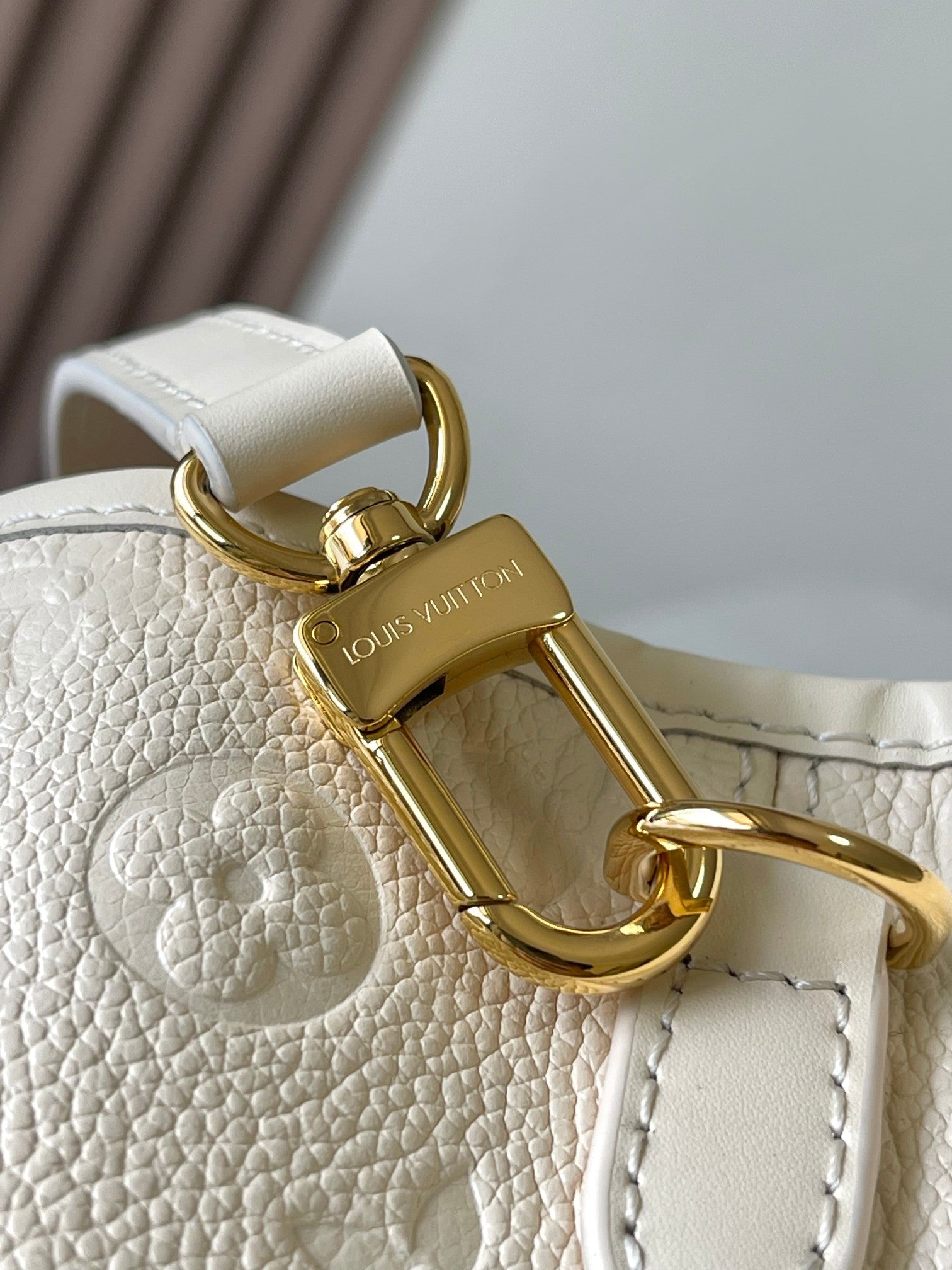 SAC BABYLONE 31 EN CUIR EMPREINTE MONOGRAMME BLANC