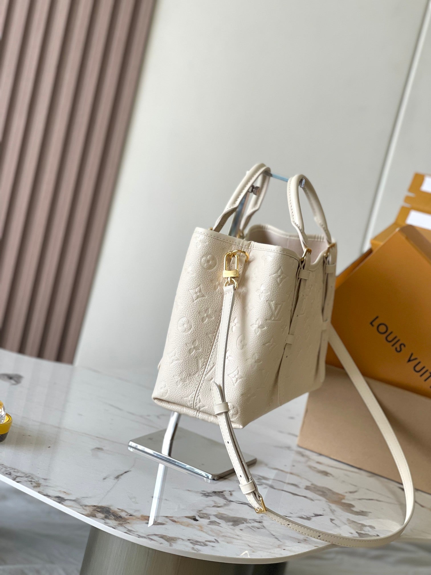 SAC BABYLONE 31 EN CUIR EMPREINTE MONOGRAMME BLANC