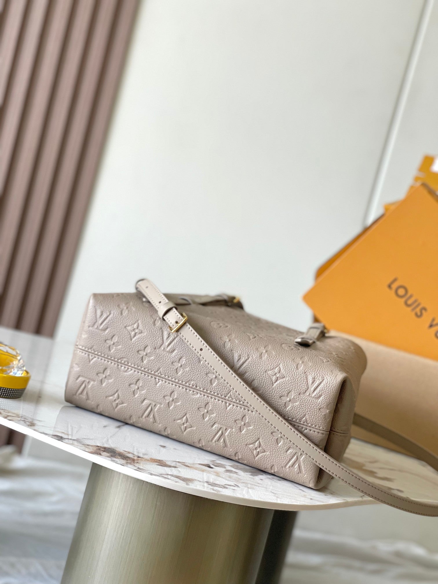 SAC BABYLONE 31 EN CUIR MONOGRAMME TOURTERELLE EMPREINTE
