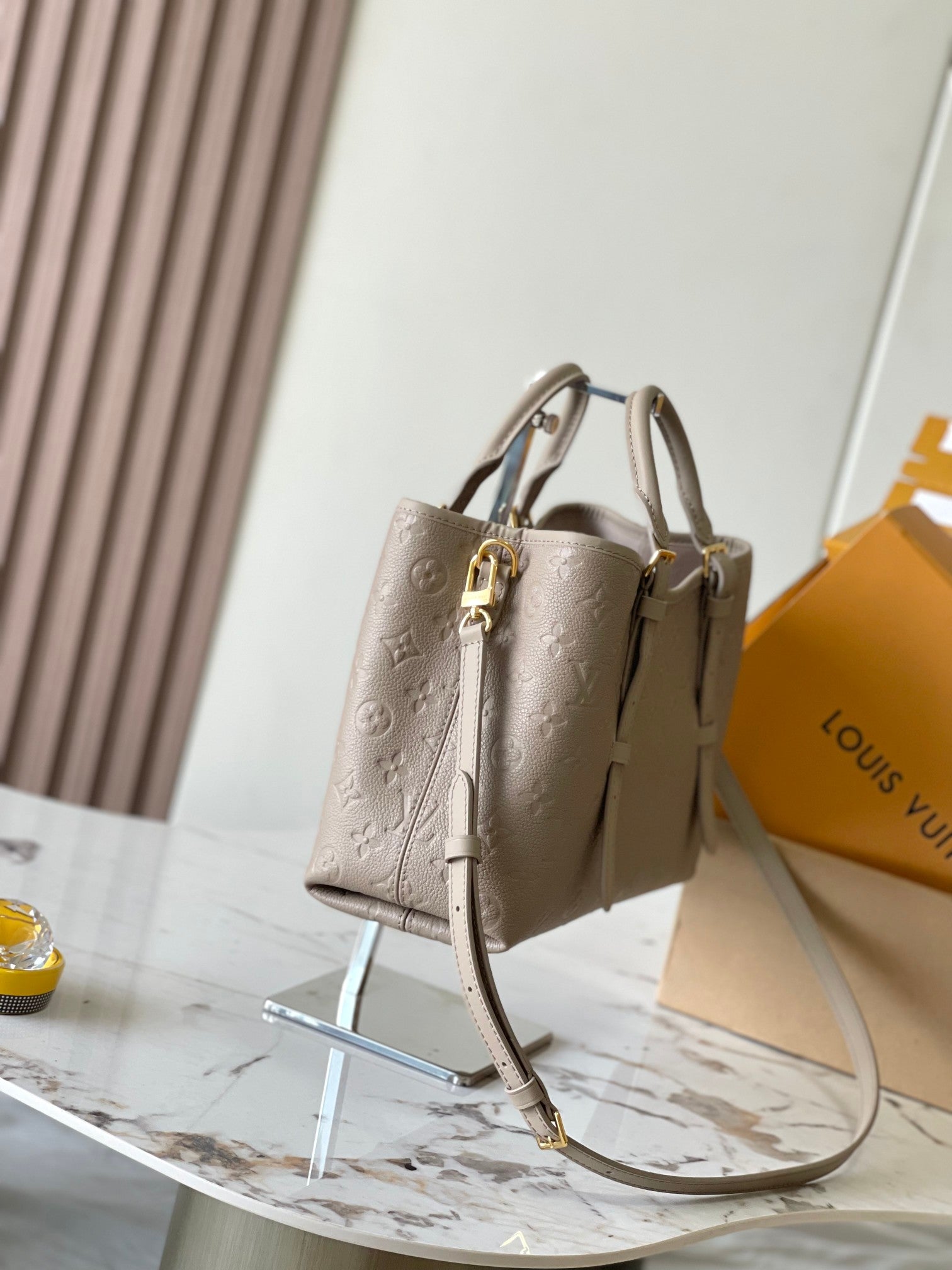 SAC BABYLONE 31 EN CUIR MONOGRAMME TOURTERELLE EMPREINTE