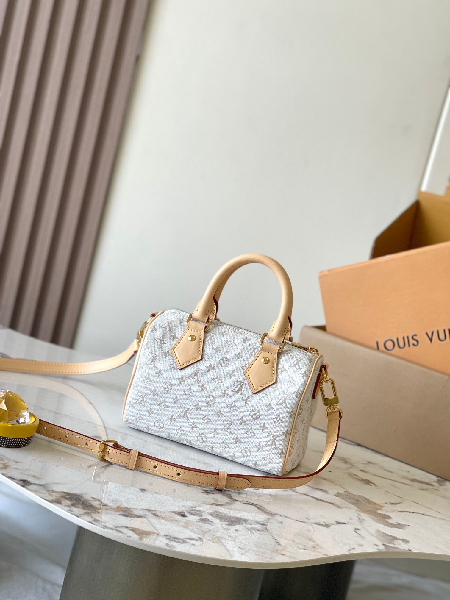 SAC BANDOULIÈRE SPEEDY 20 EN JACQUARD MONOGRAMME BLANC ET GARNITURES EN CUIR DE VEAU BEIGE