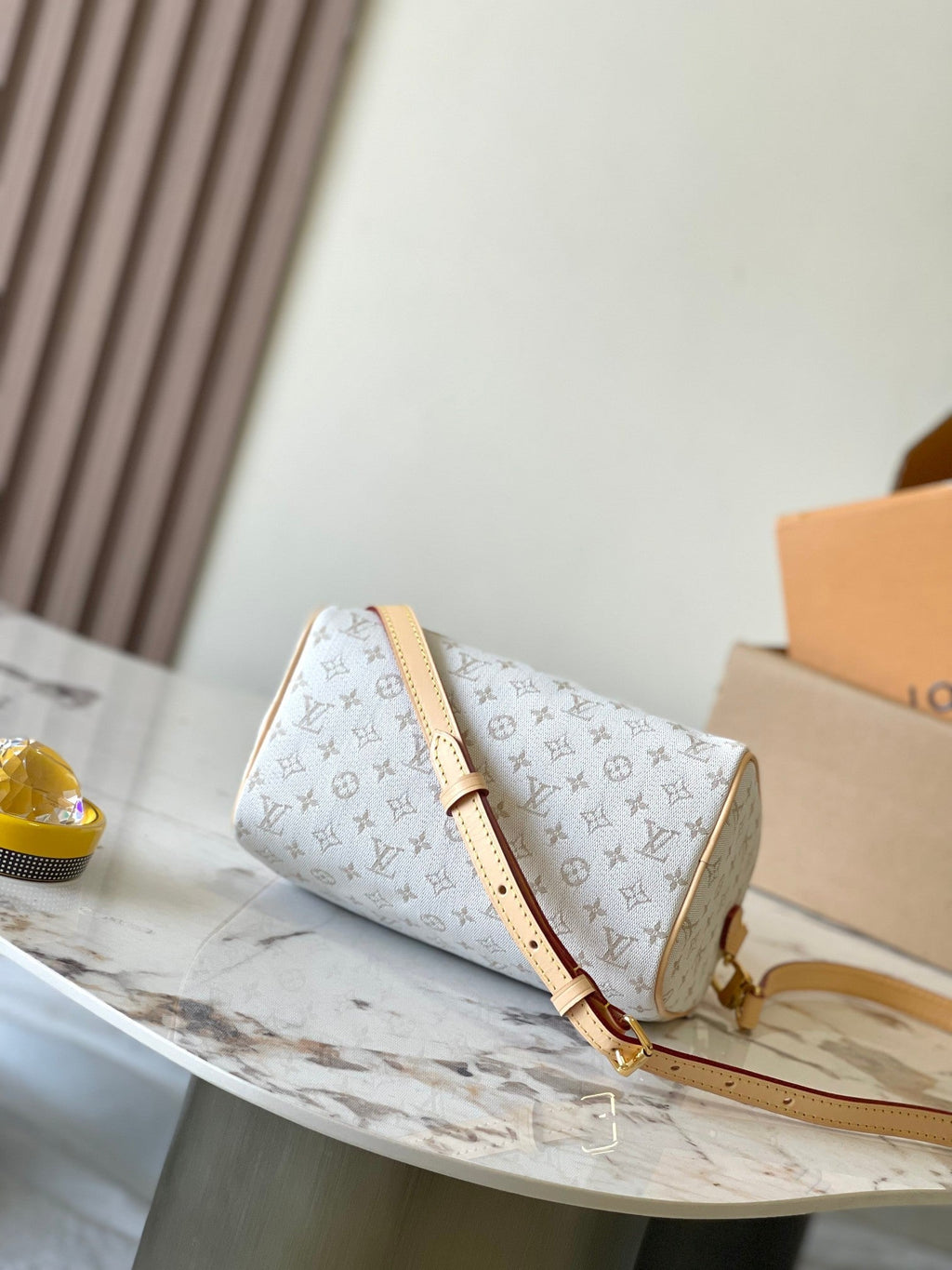 SAC BANDOULIÈRE SPEEDY 20 EN JACQUARD MONOGRAMME BLANC ET GARNITURES EN CUIR DE VEAU BEIGE